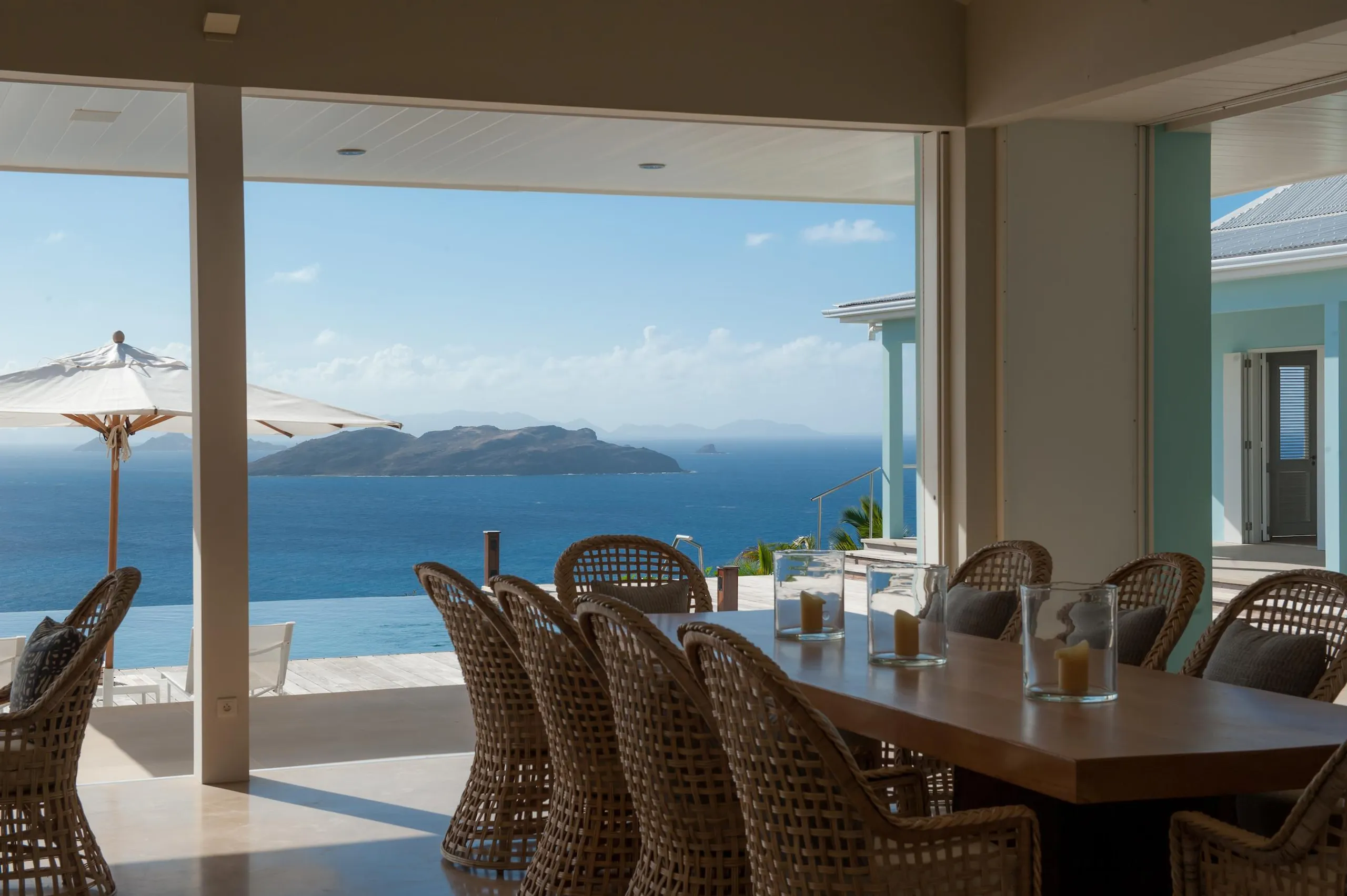 Classical Ocean View Villa with Infinity Pool and Sweeping Ocean Views — photograph 8