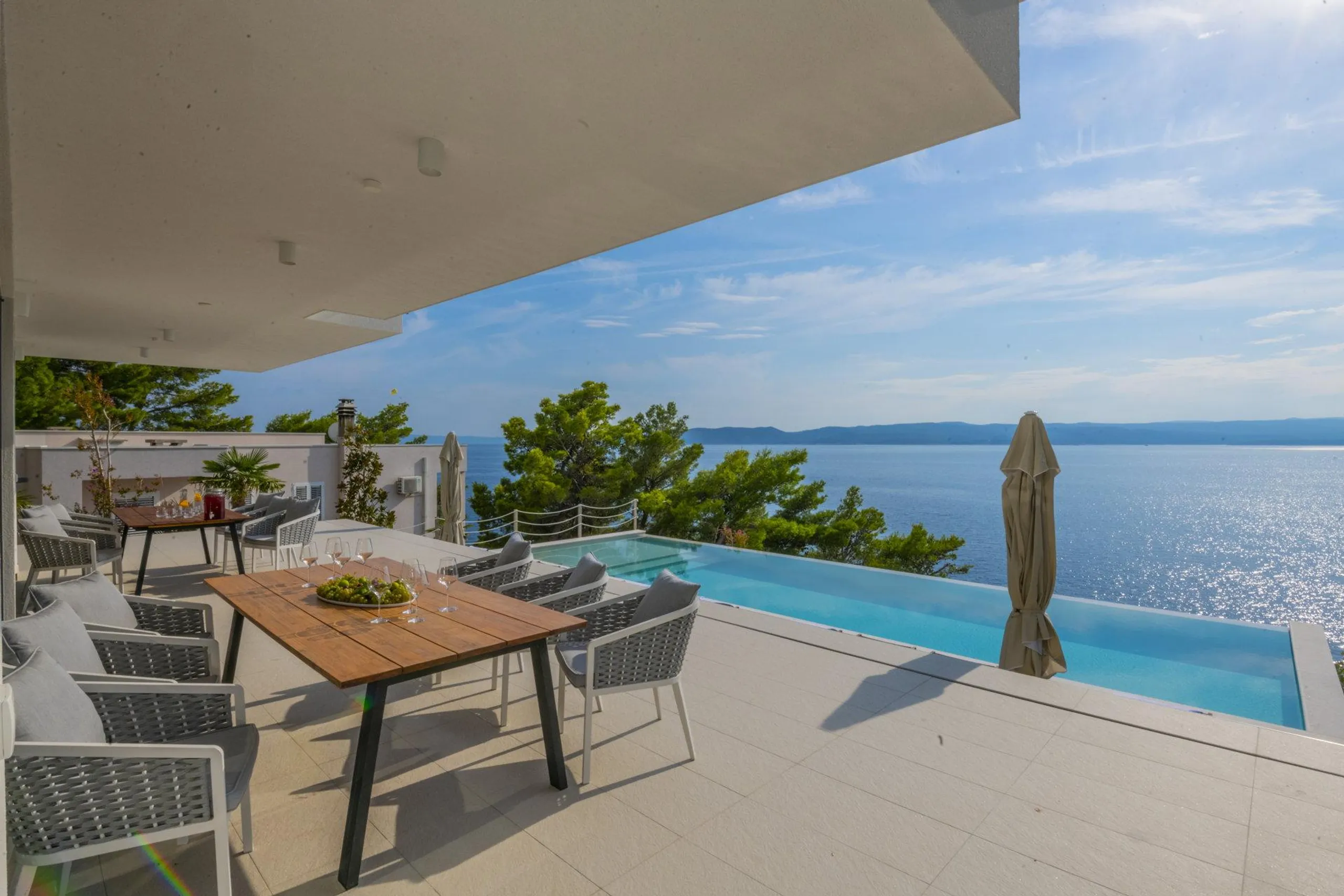 Luxurious Beachfront Villa with Infinity Pool and Elevator — photograph 8
