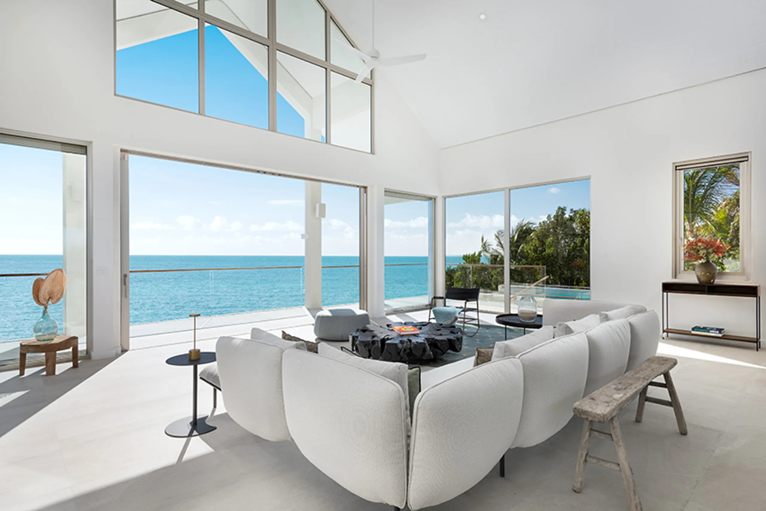 Sophisticated Villa in Sapodilla Bay with Infinity Pool and Stunning Coastal Views — photograph 11