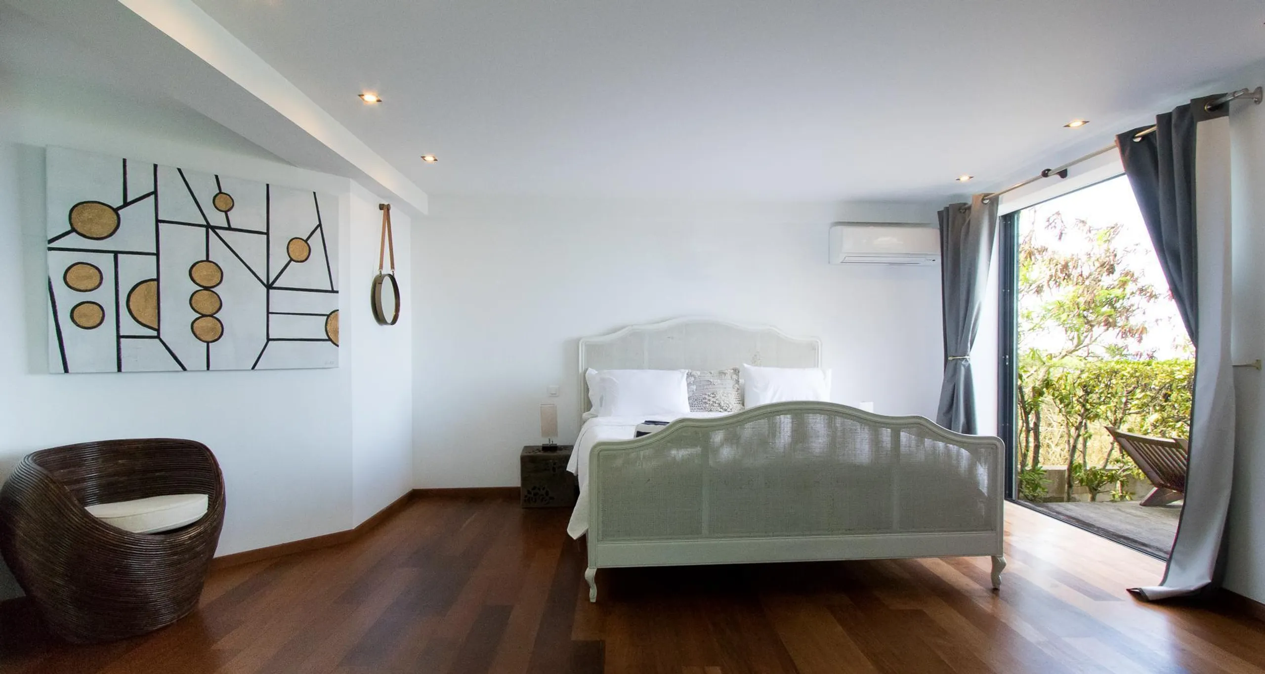 Superb Seaside Villa with Private Pool and Patio Dining — photograph 9