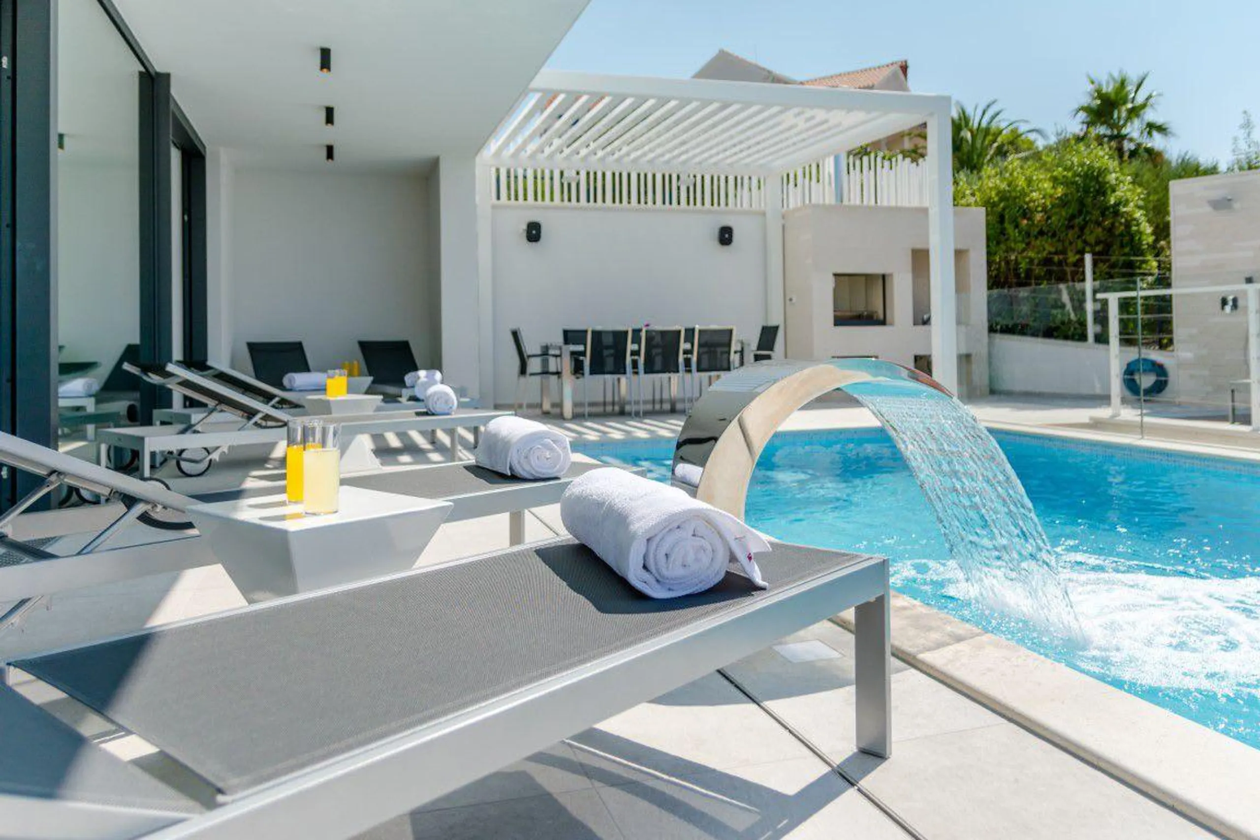 Luxurious Solid Villa with Unique Infinity Pool and Sutivan Sea Views — photograph 4