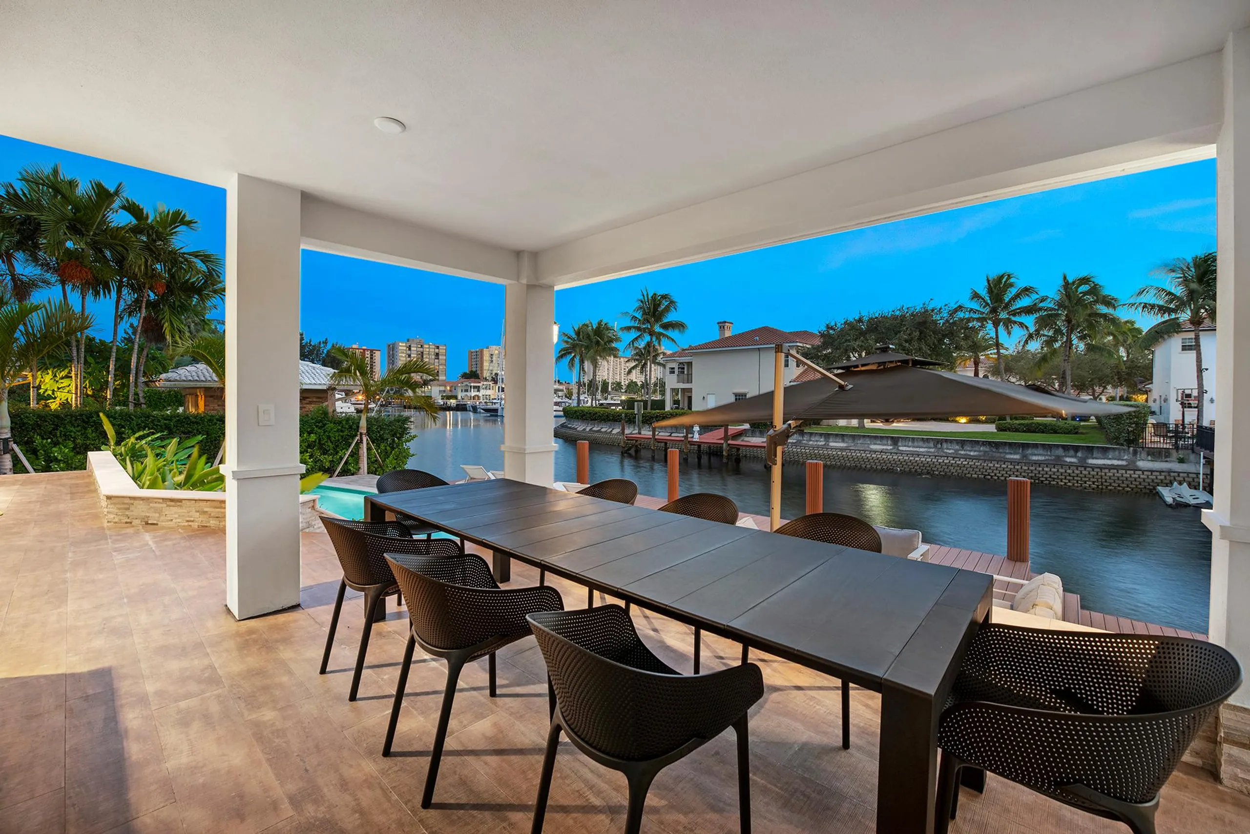 Amazing Waterfront Luxury Estate with Private Pool and Entertainment Room — photograph 5
