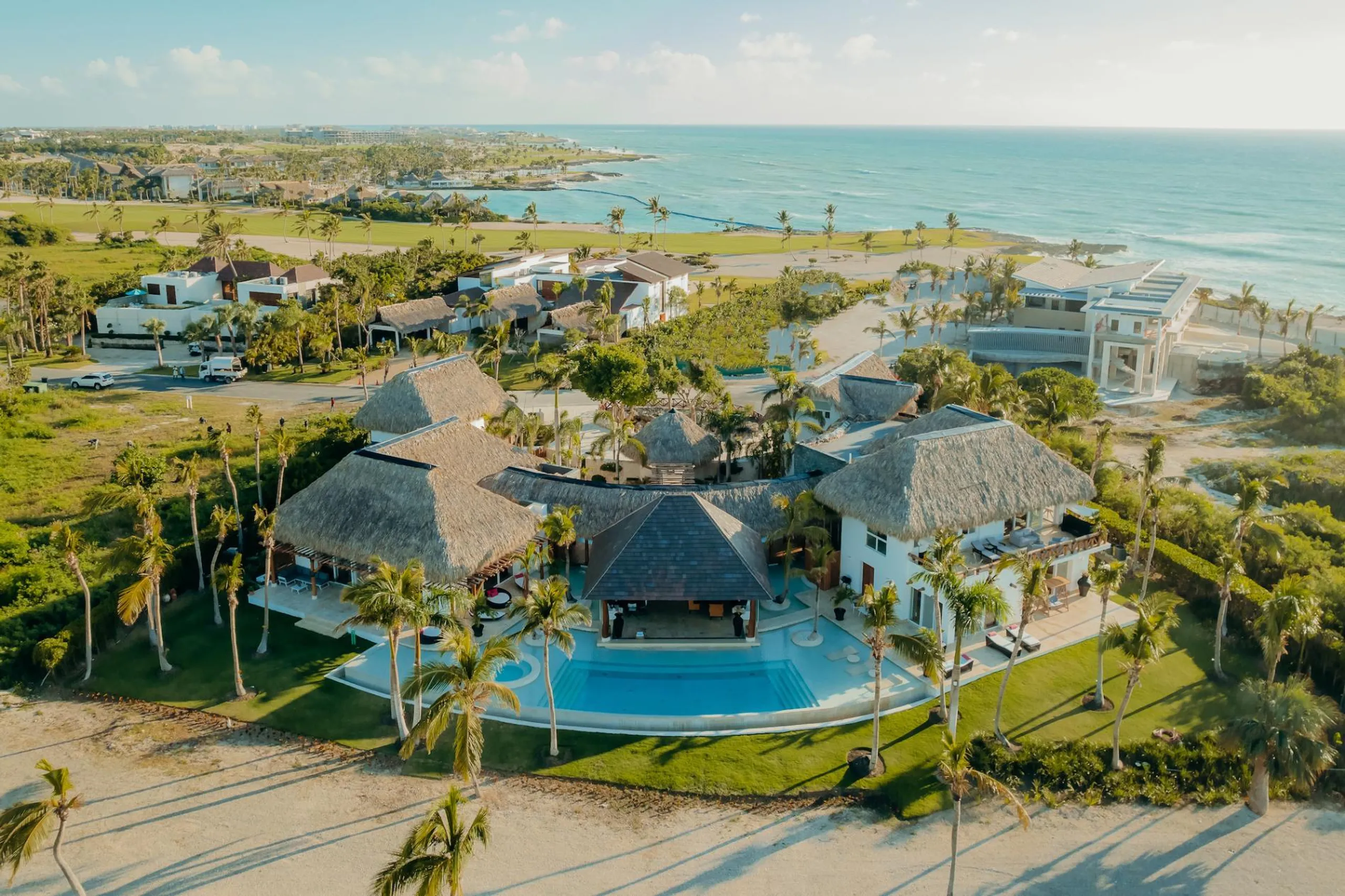 Radiant Punta Cana Estate with Unique Private Pool, Jacuzzi, and Panoramic Views — photograph 5