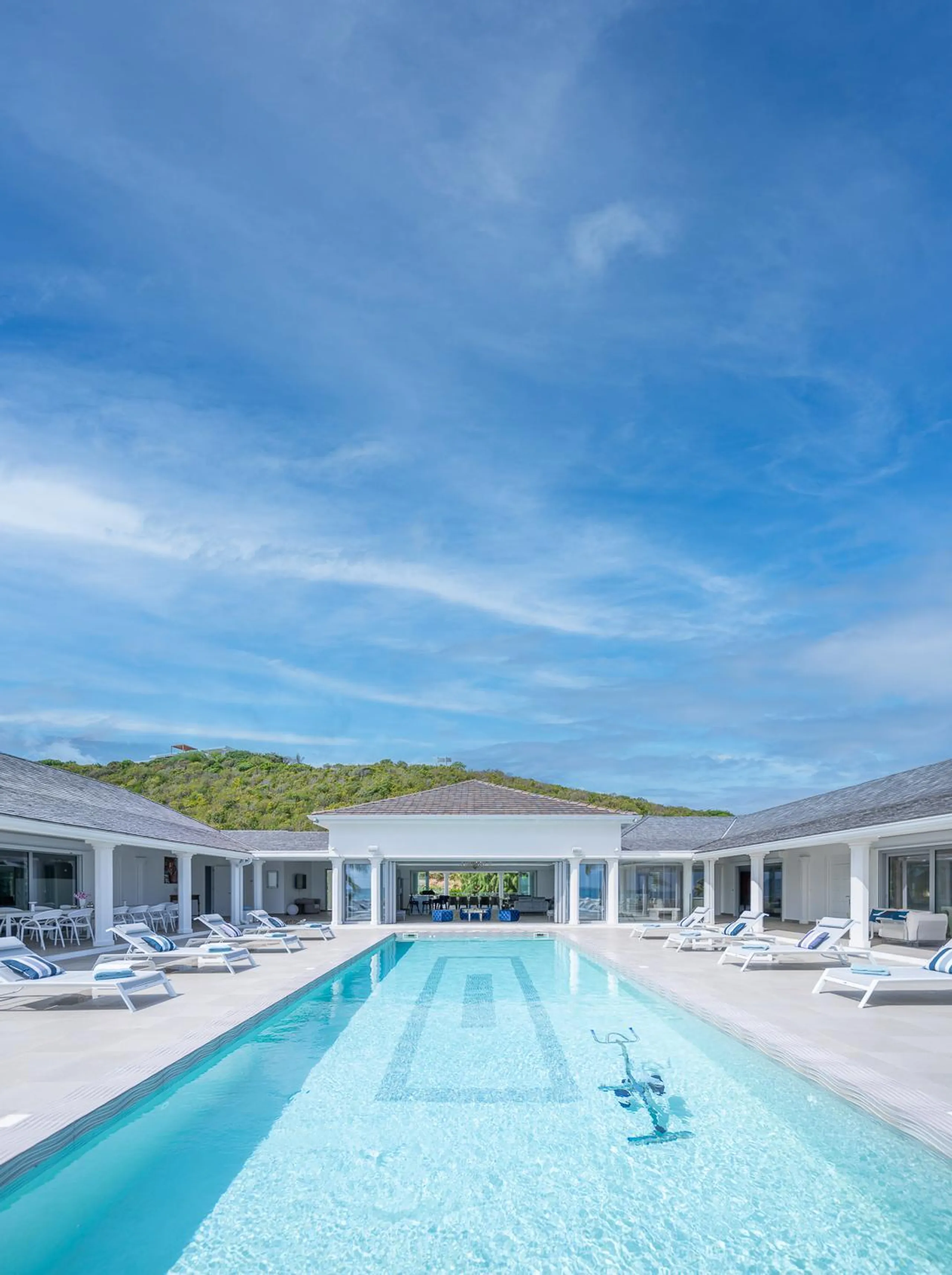 Incredible Terres Basses Villa with Invigorating Pools, Jacuzzi, and Fitness Room — photograph 7