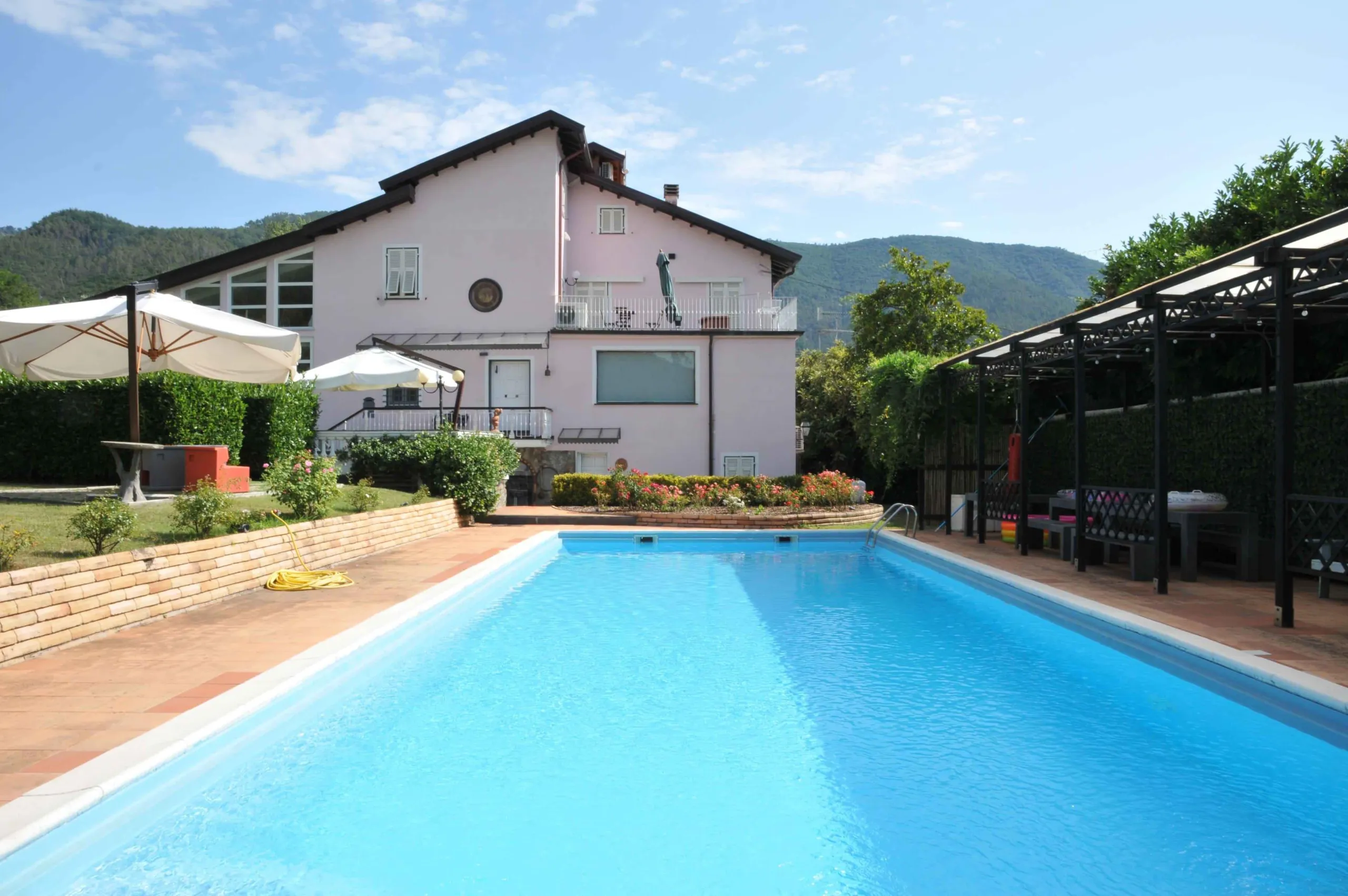 Spacious Villa With Pool And Tennis Court, Beverino