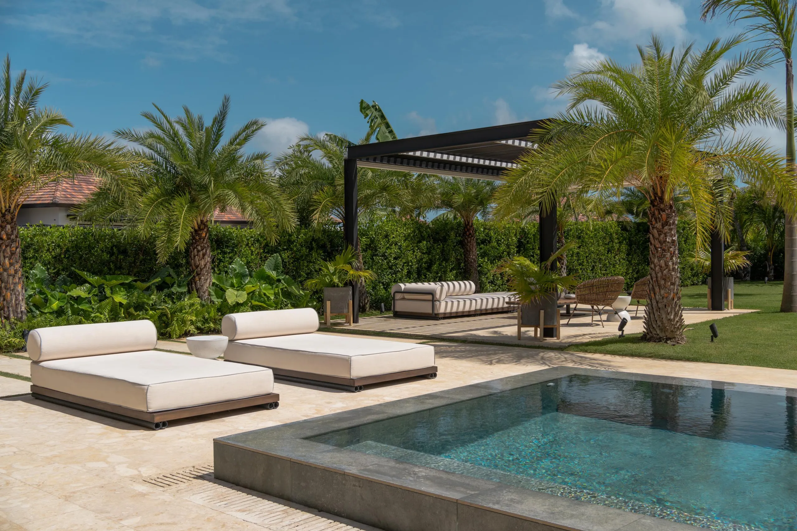 Plush 3-Bedroom with Heated Infinity Pool and Private Jacuzzi — photograph 7