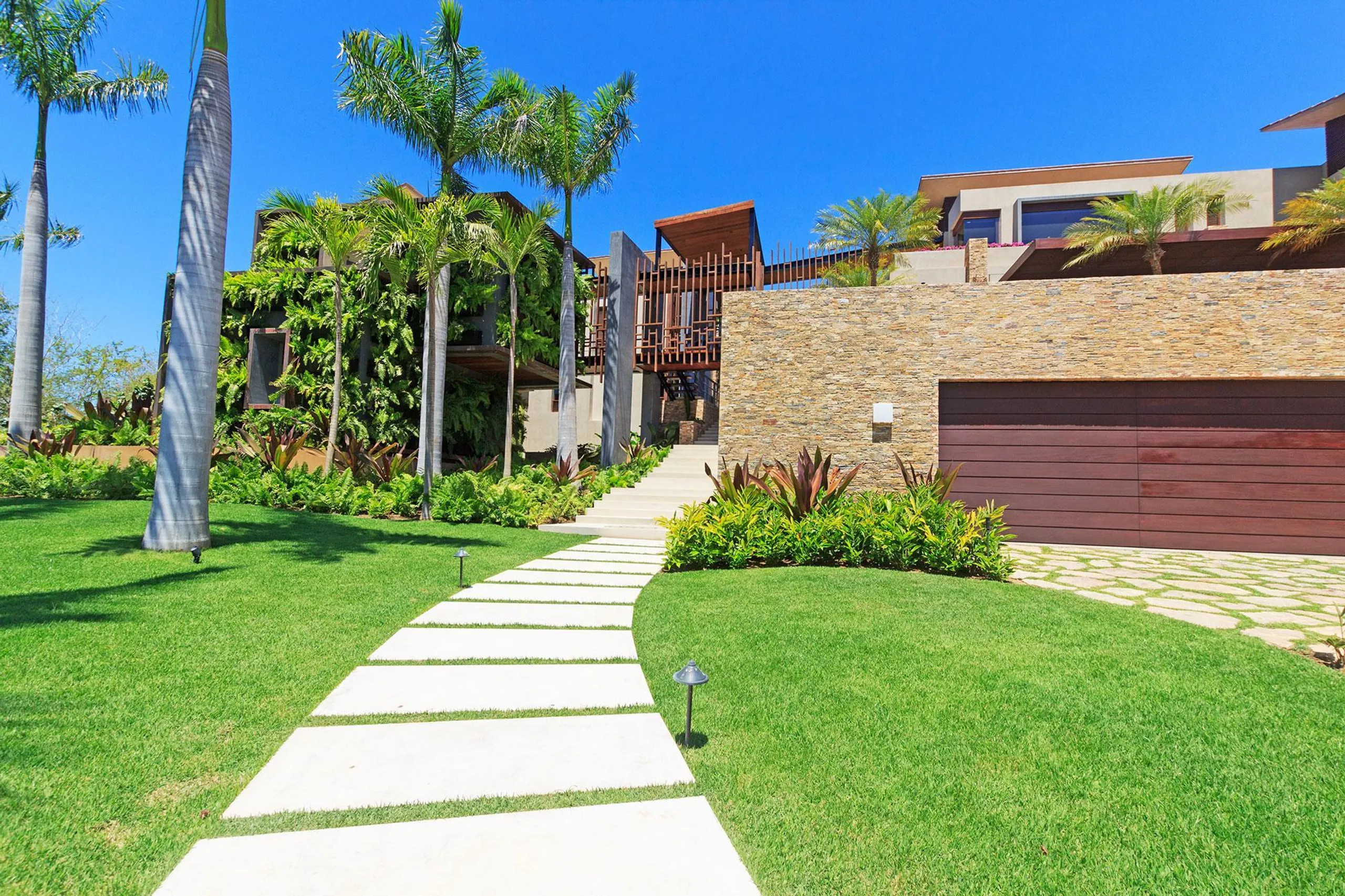Gorgeous Lagos Del Mar Estate with Grand Infinity Pool and Incredible Views — photograph 5