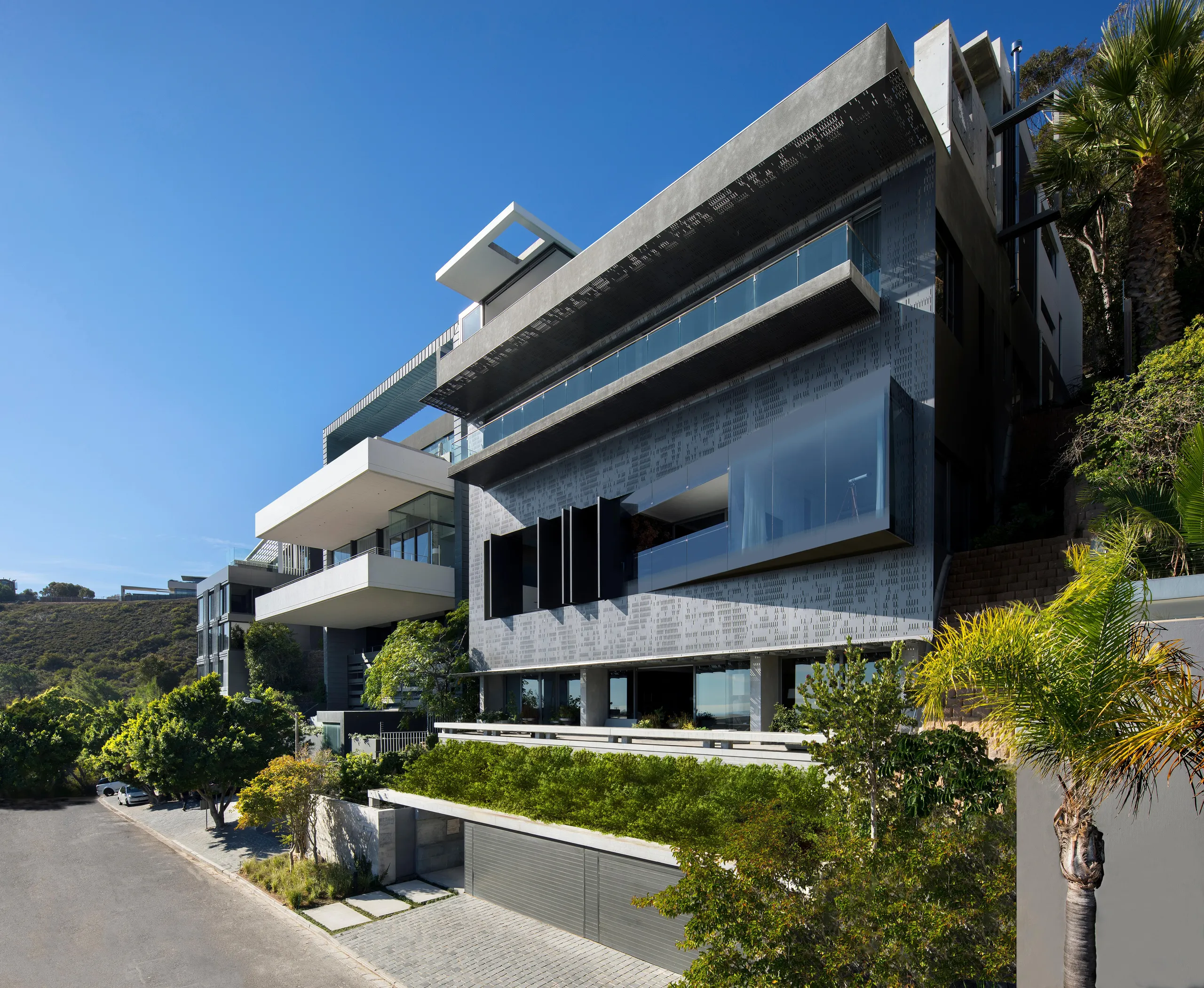 Modern Contemporary Ultra Villa with Glass-Floored Bar and Infinity Pool — photograph 5