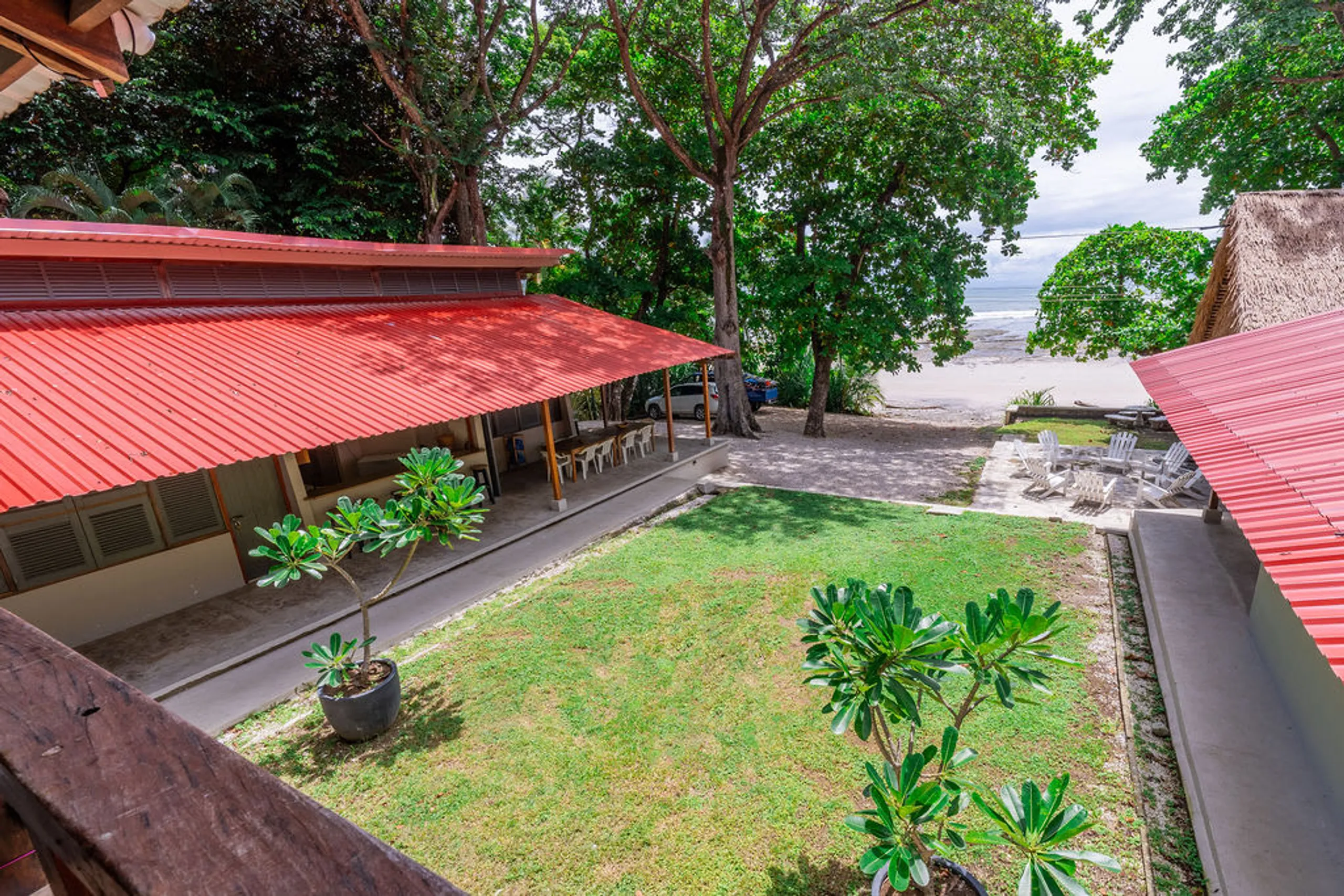 Exclusive Beachfront Compound with Ocean Views & Private Access — photograph 2
