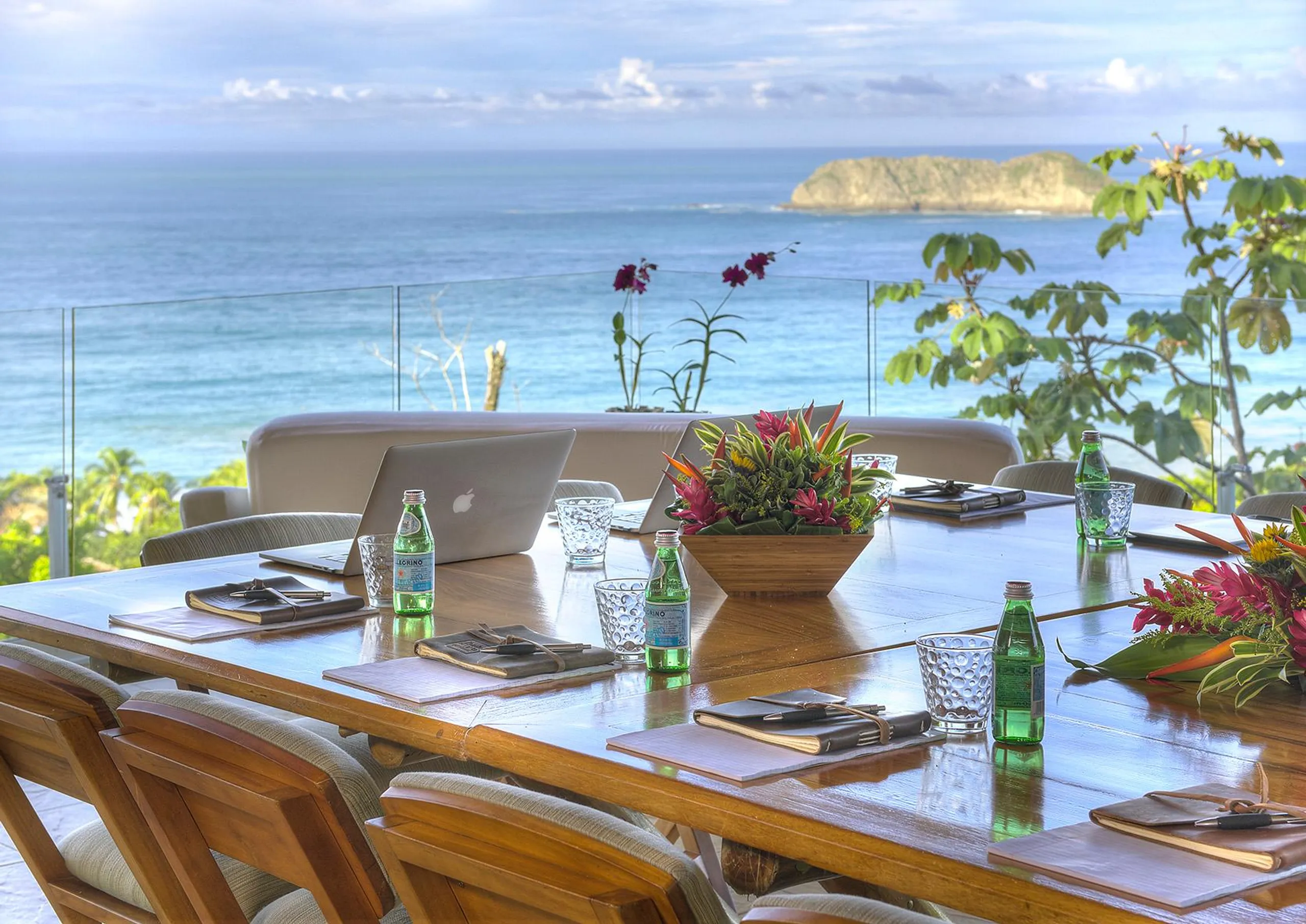 Breathtaking Villa with Infinity Pool and 180-Degree Pacific Ocean View — photograph 12