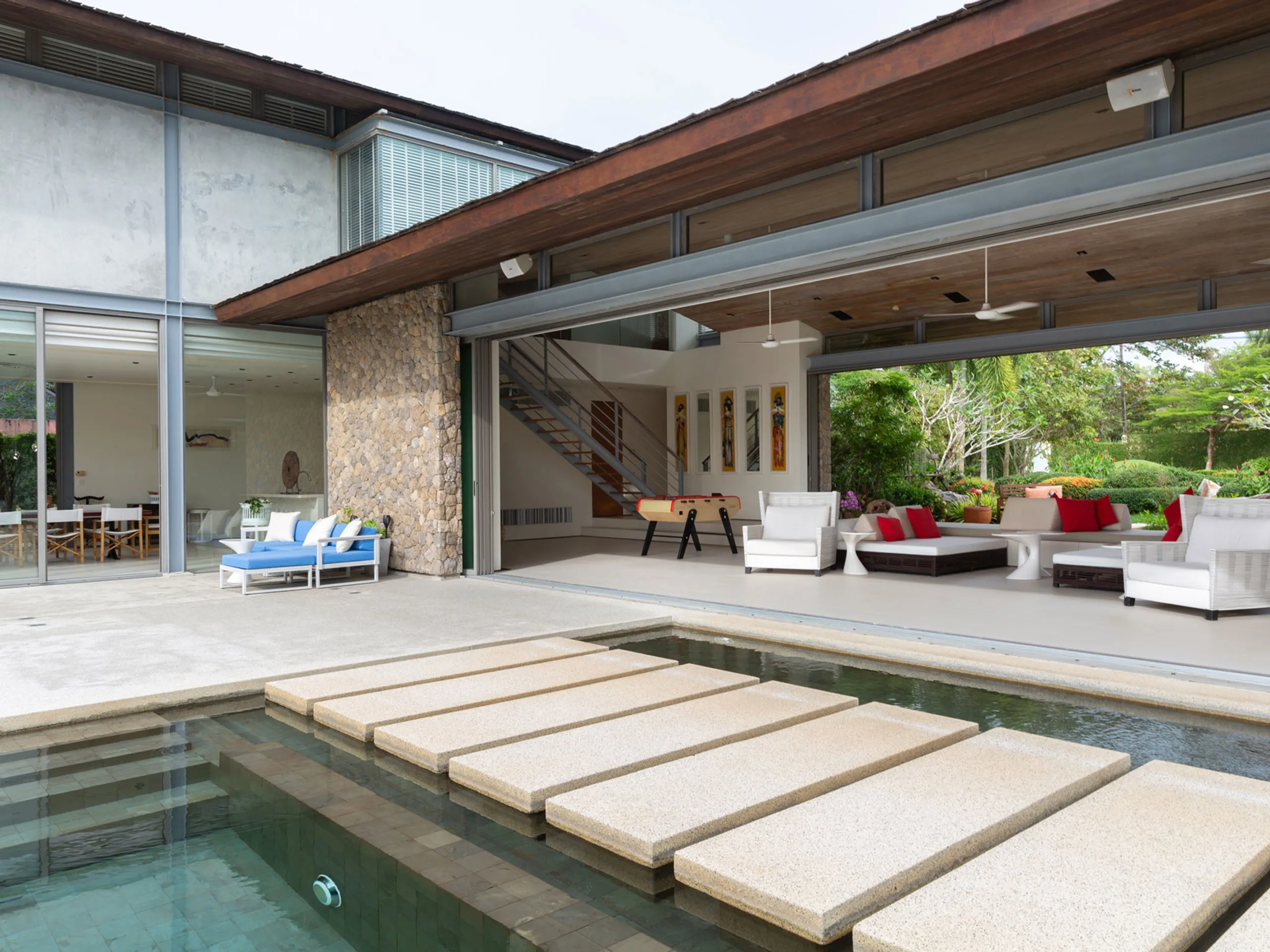 Captivating 5BR Phuket Retreat with Invigorating Pool — photograph 7