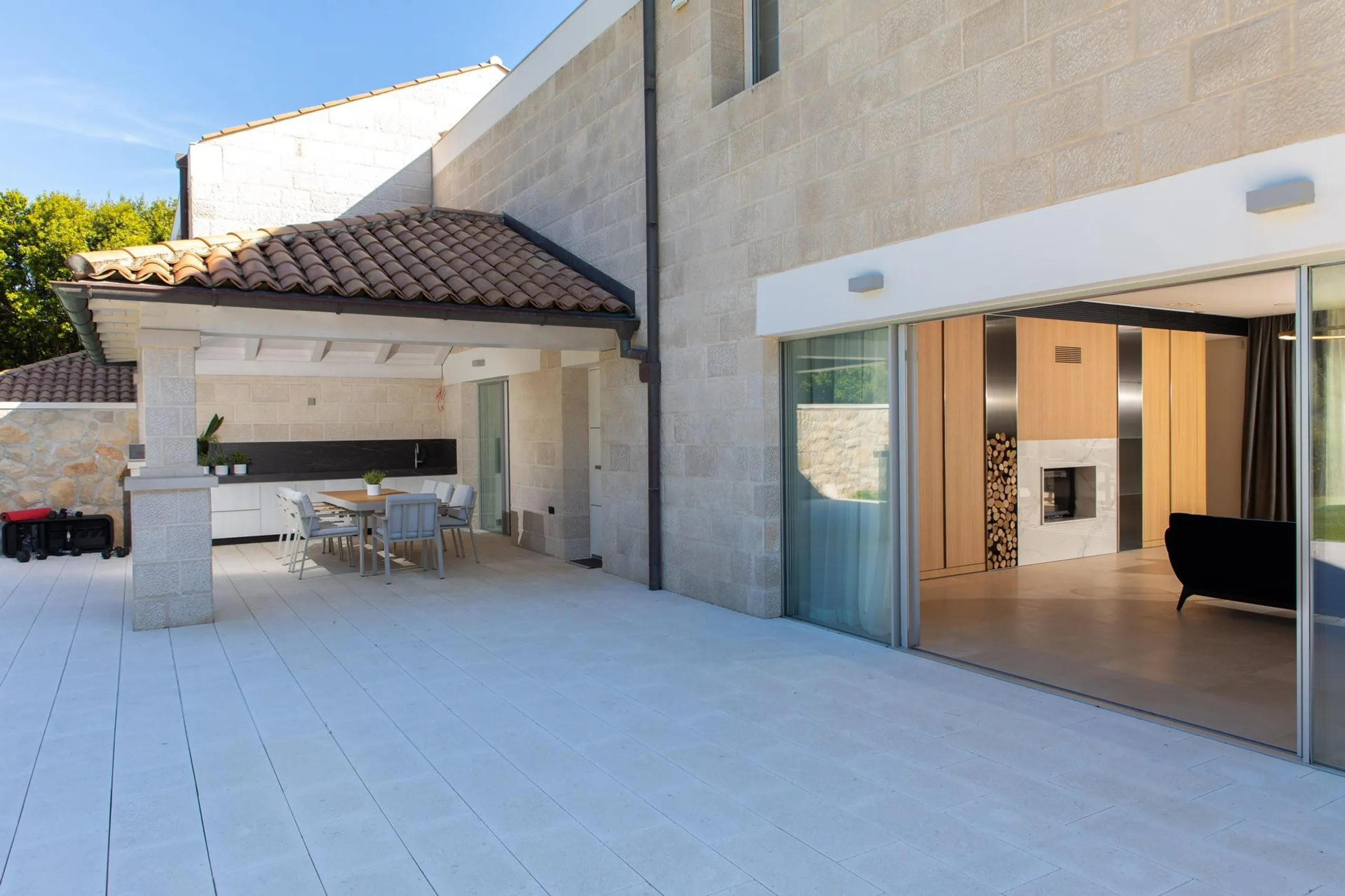 Magnificent Villa with Pool, Terrace, and Wine Cellar — photograph 12