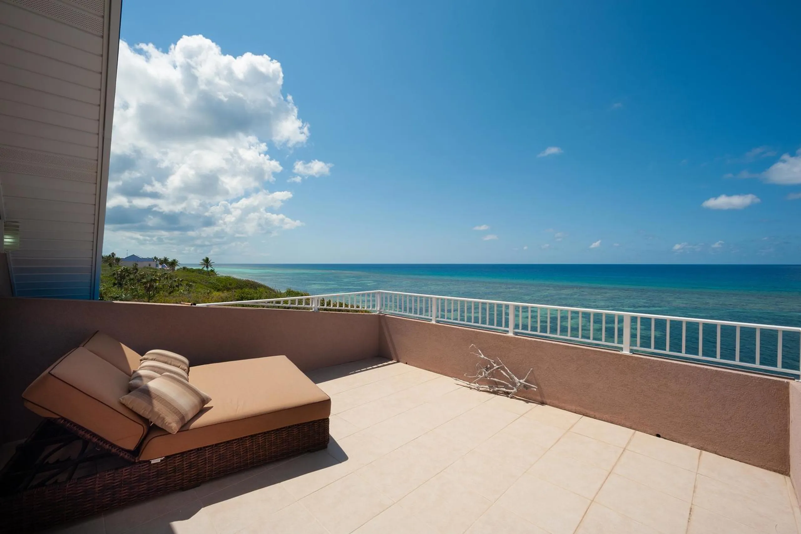 Grand Cayman Haven Estate with Private Infinity Pool and Ocean Views — photograph 9