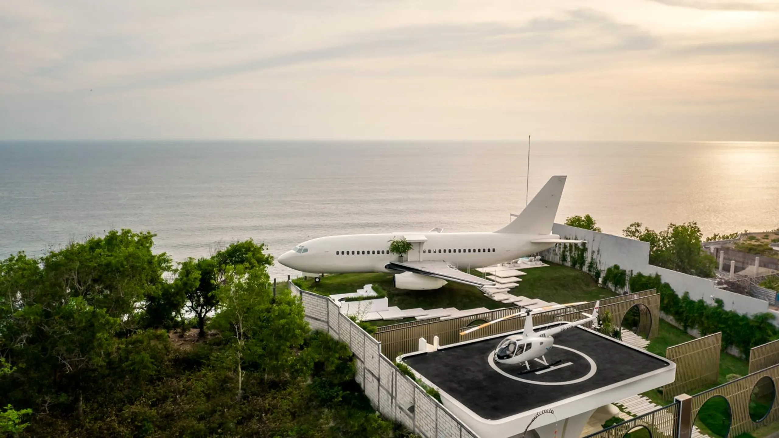 World's First Luxury Villa on Bali's Cliff with Private Infinity Pool, Sky-high Views and Ocean Views — photograph 3