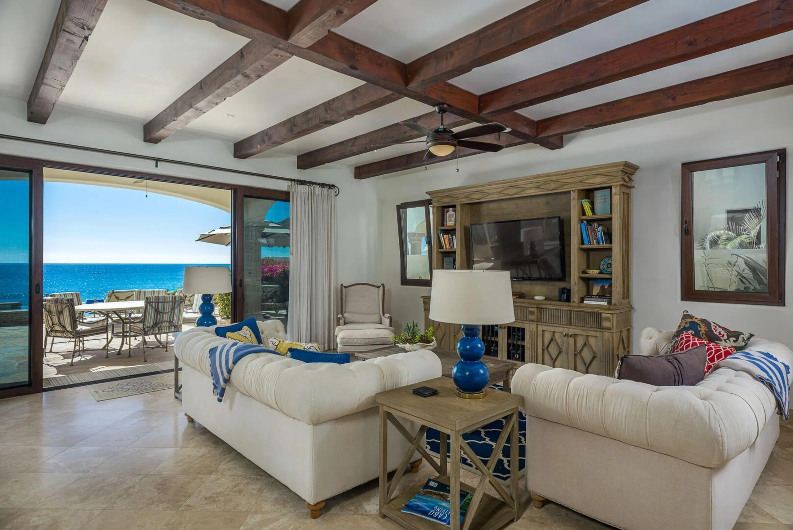 Charming El Encanto Beachfront Villa with Infinity Pool and Ocean Views — photograph 8