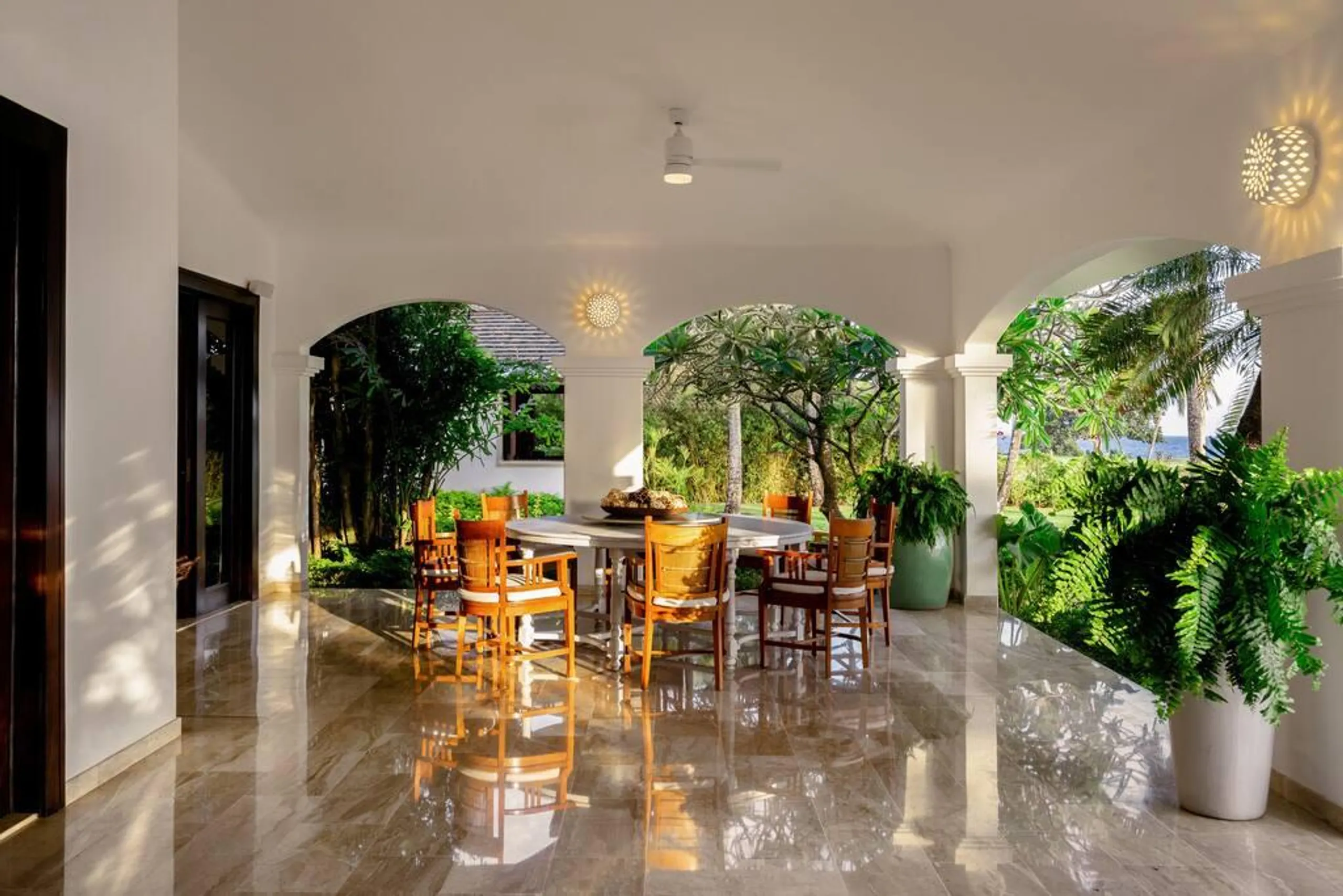Breathtaking Oceanside Villa with Private Pool, Gazebo and Walks to Beach — photograph 5