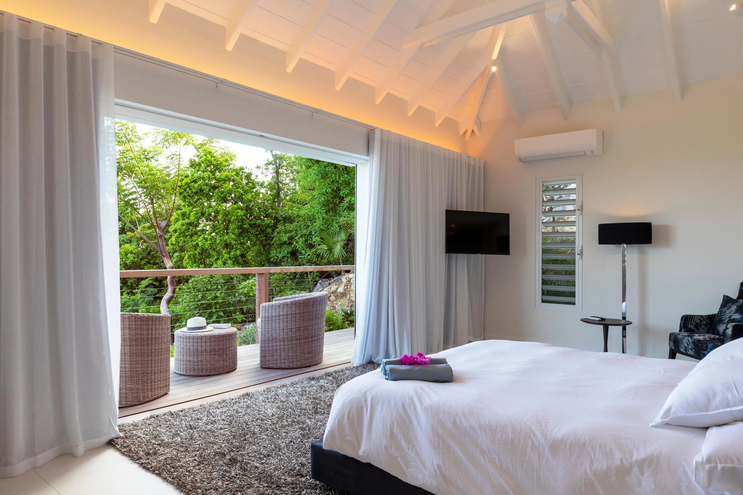 Lavish Seaview Villa with Infinity Pool and Fitness Room — photograph 10