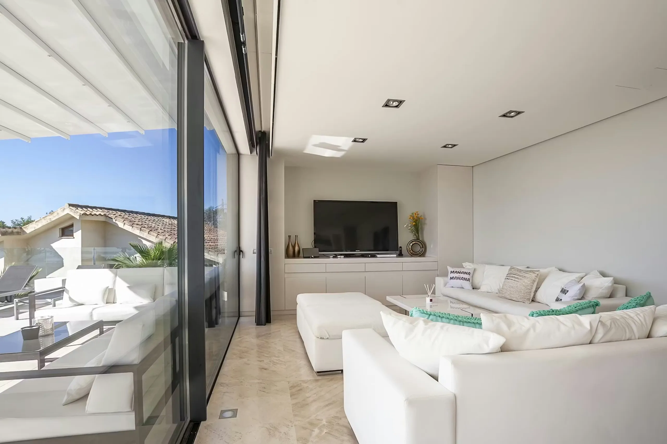 Gleaming Coastal Escape with Infinity Pool and Endless Views — photograph 8