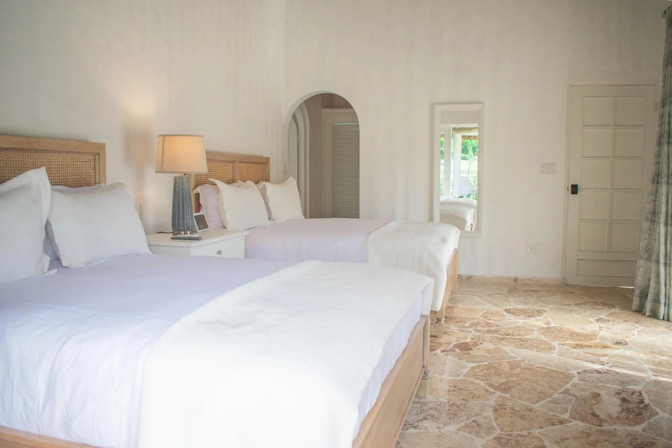 Serene Newly Renovated Villa with Private Pool and Minitas Beach Nearby — photograph 11