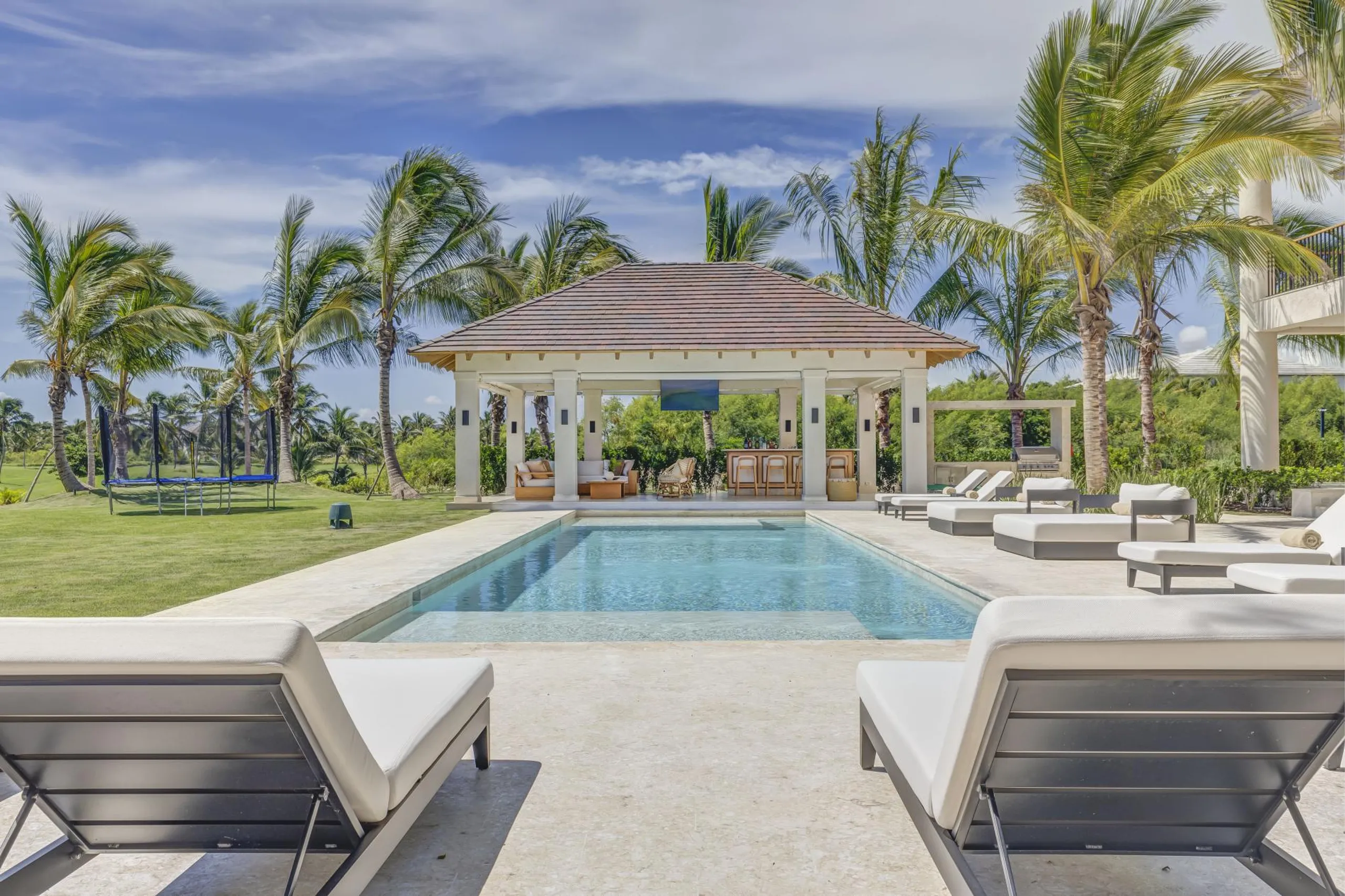 Majestic Haven Villa with Private Pool and Golf View — photograph 2