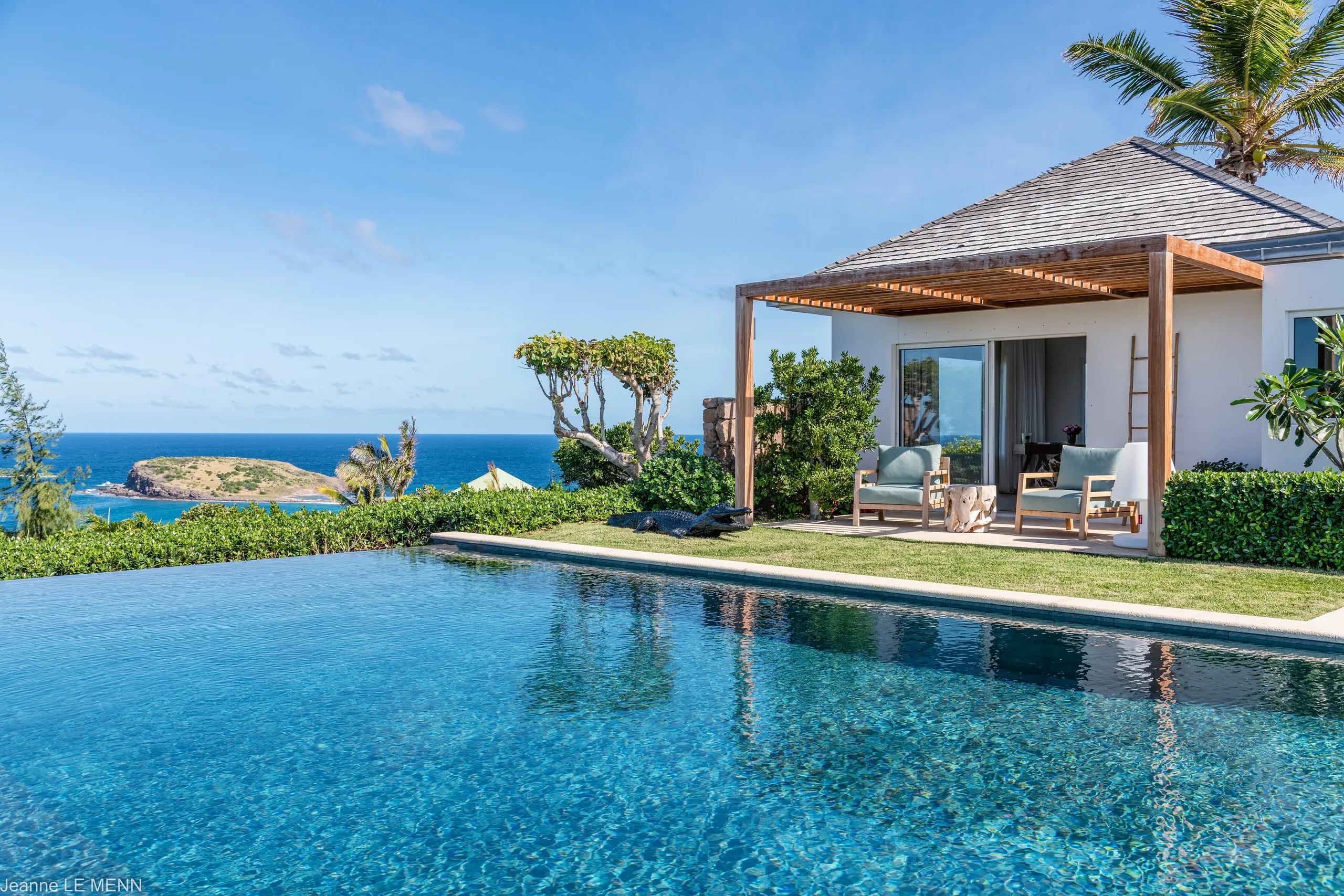 Elegant Seaview Villa with Infinity Pool and Walks to Beach — photograph 7