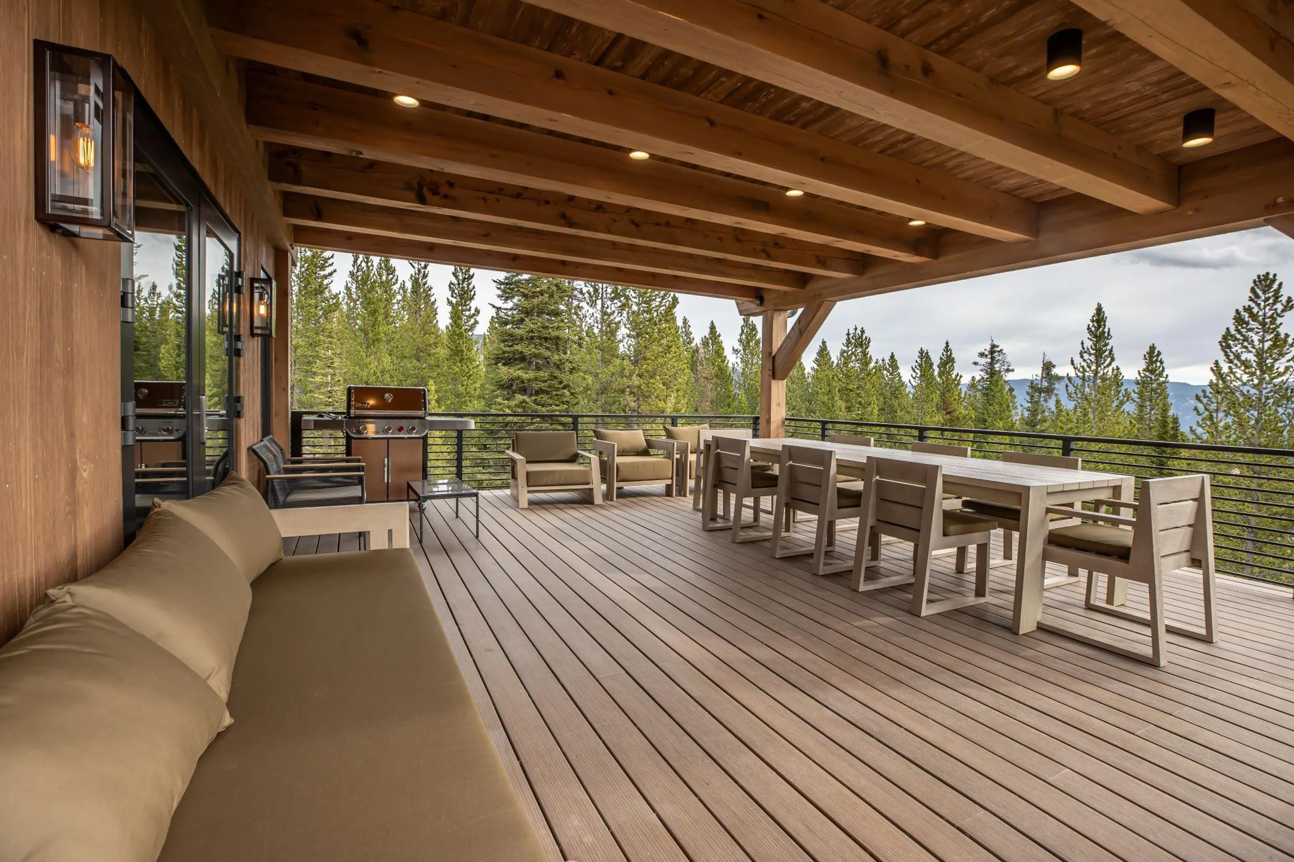 Regal Resort-Style Chalet in Big Sky with Jacuzzi and Fireplace — photograph 4