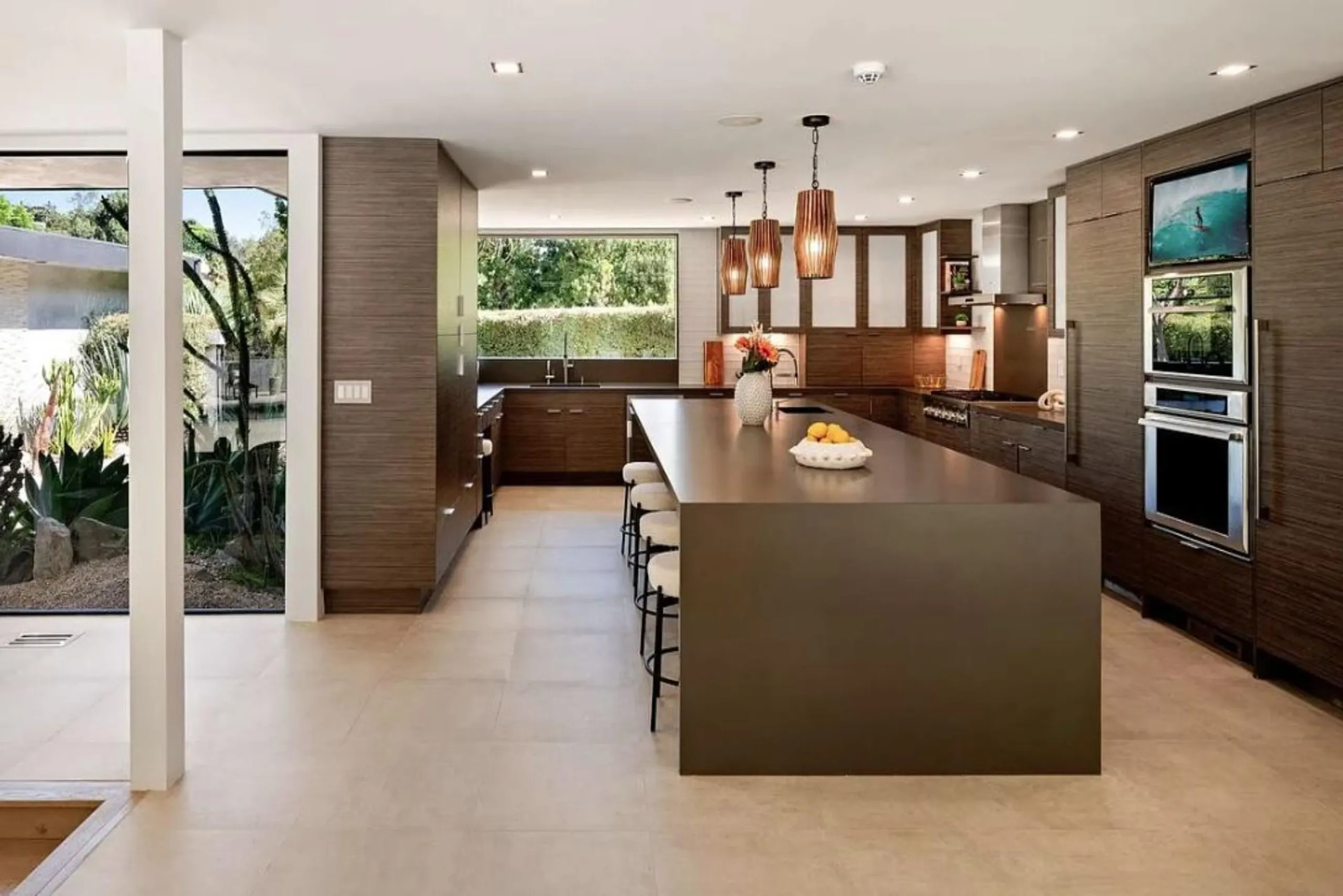 Legacy Beverly Hills Estate with Modern Luxury with Pool, Theater & Gym — photograph 12