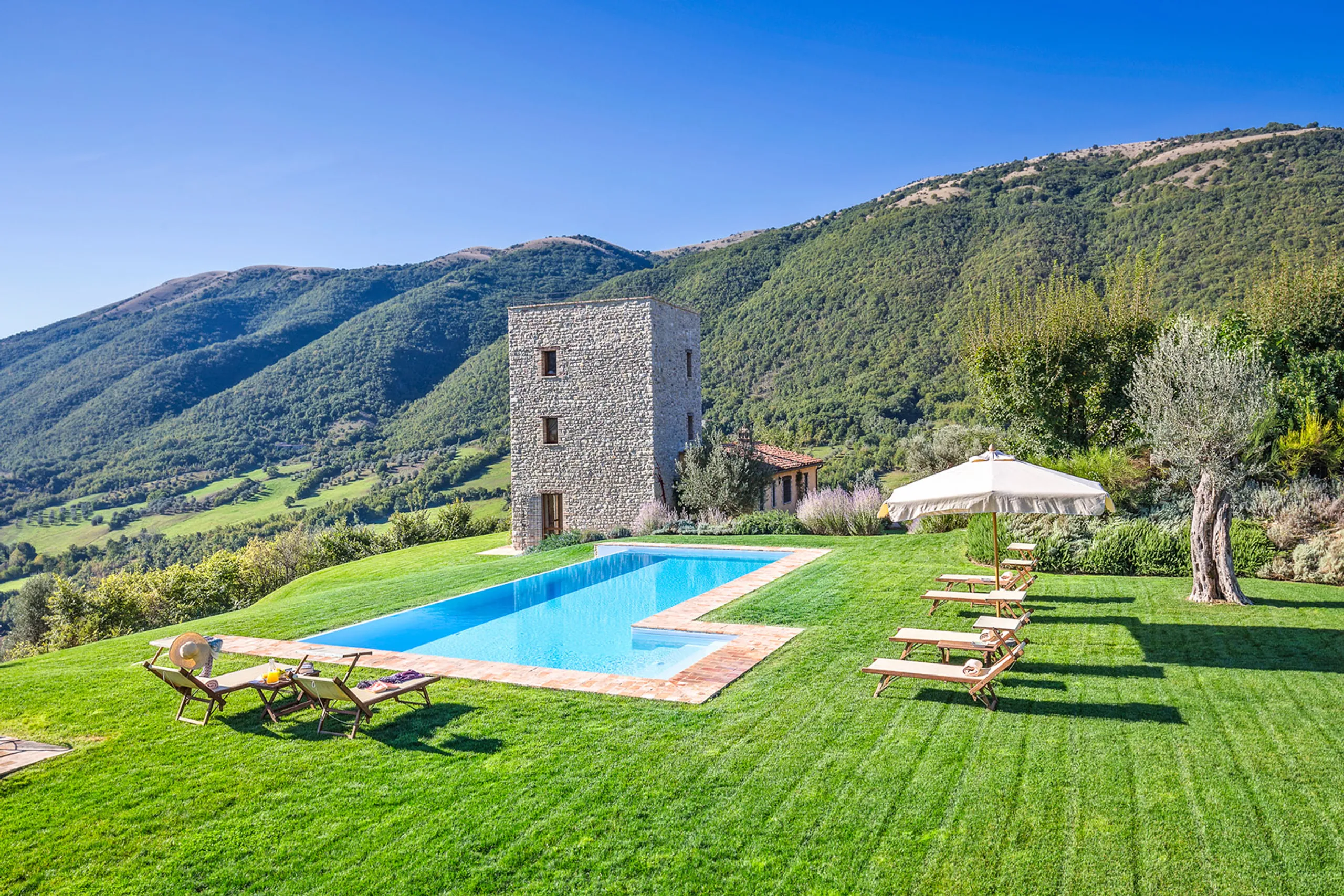 Gleaming Hilltop Haven with Infinity Pool & Panoramic Views, Perugia