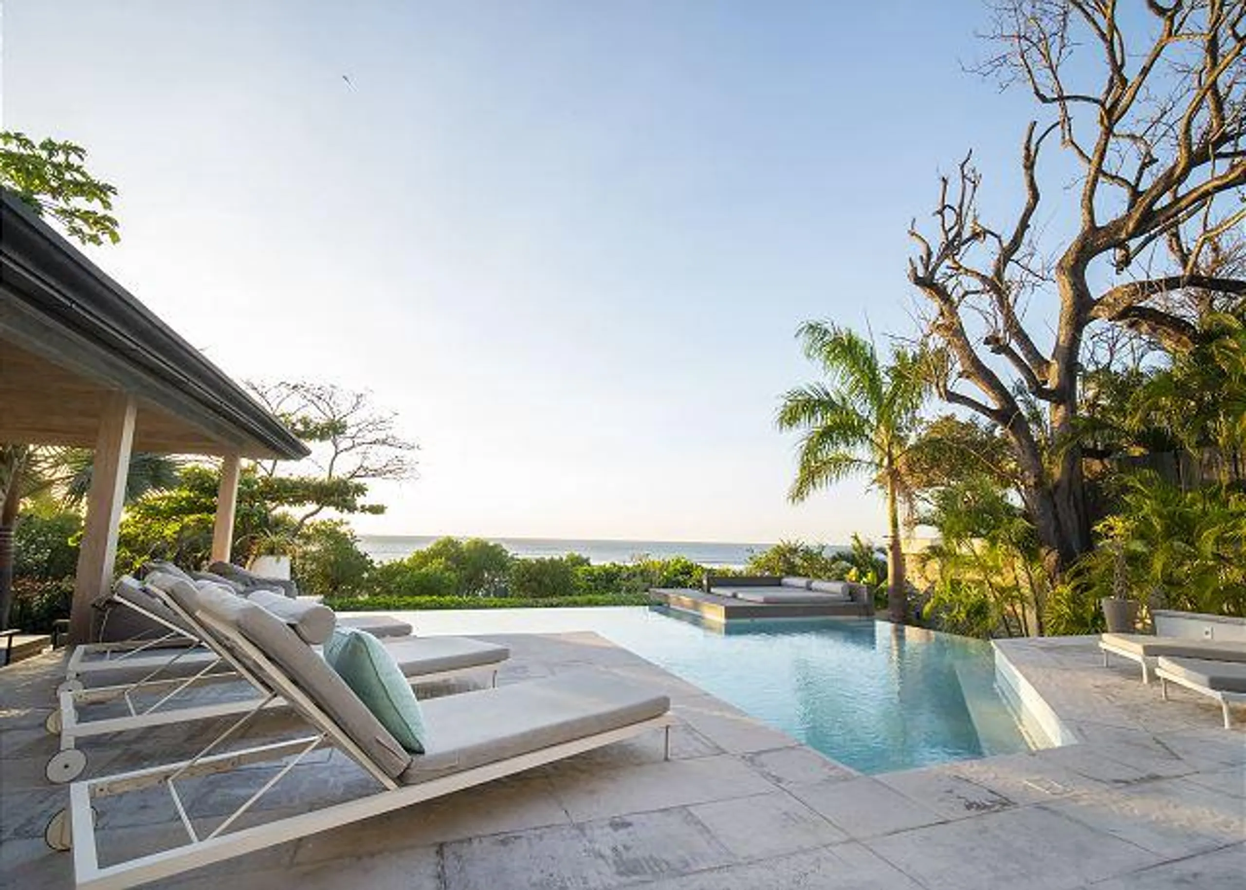 Gorgeous Beach Front Contemporary Modern Villa with Infinity Pool — photograph 3