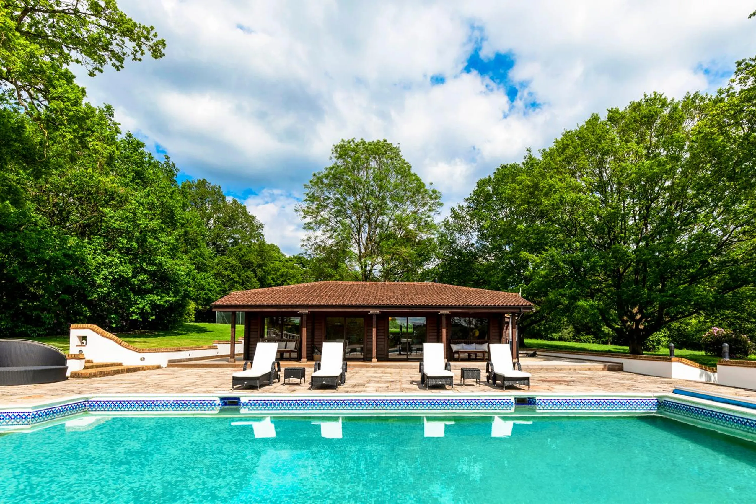 Captivating 10-Acre Estate with Private Pool, Patio and Summerhouse — photograph 4