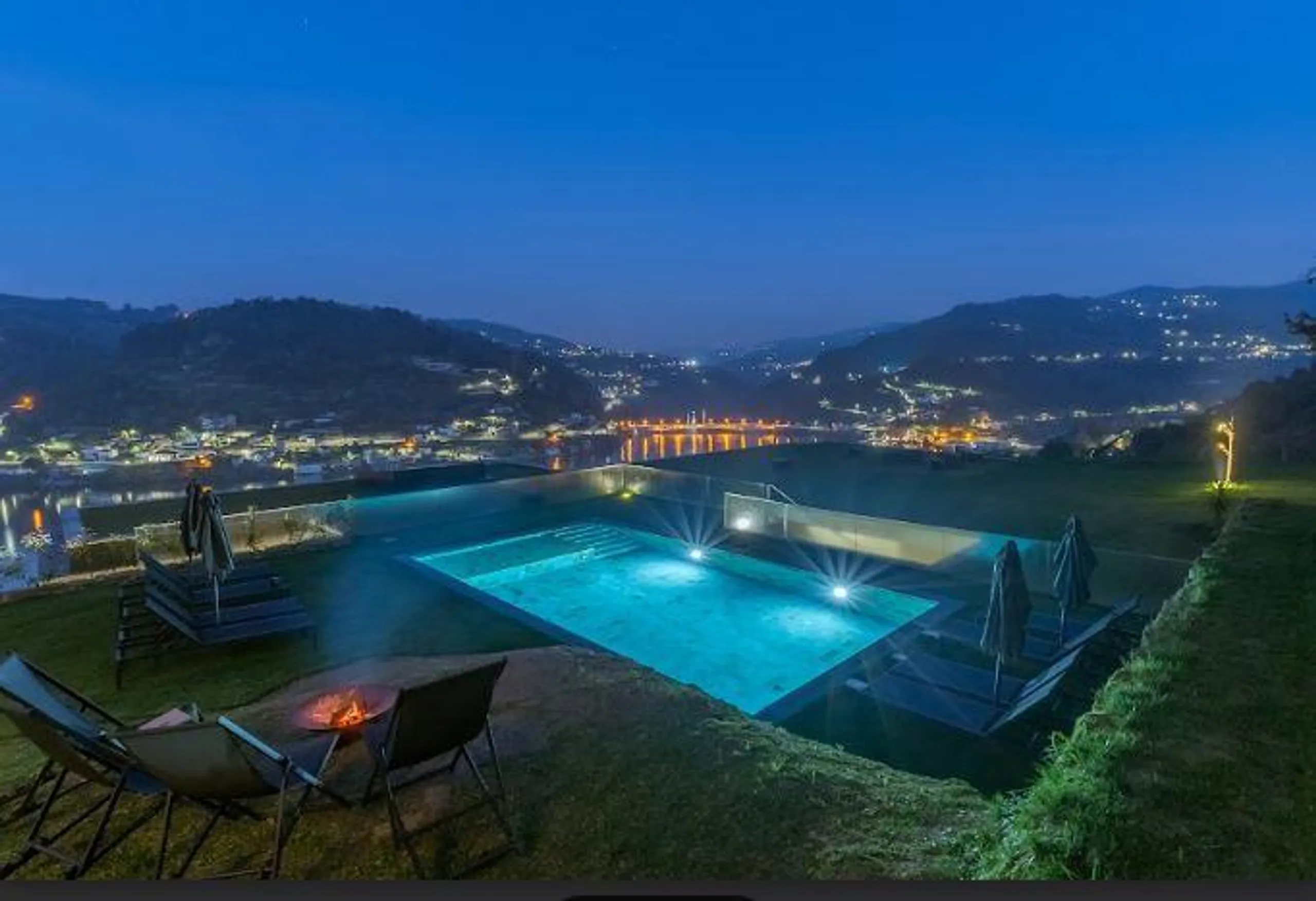 Stunning Luxury Estate with Private Pool and Panoramic River Views — photograph 8