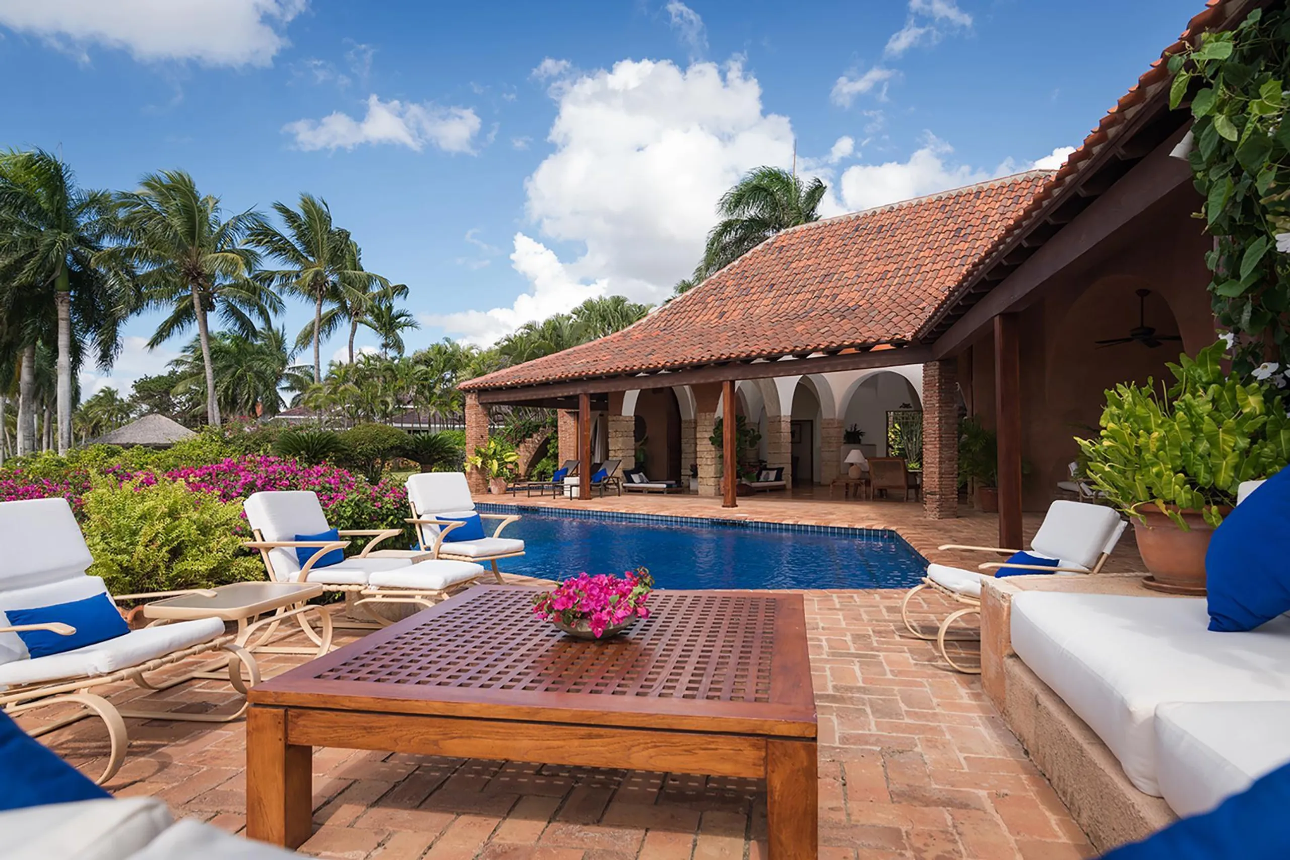 Gorgeous Beach Front Estate with Private Pool and Ocean Views — photograph 4