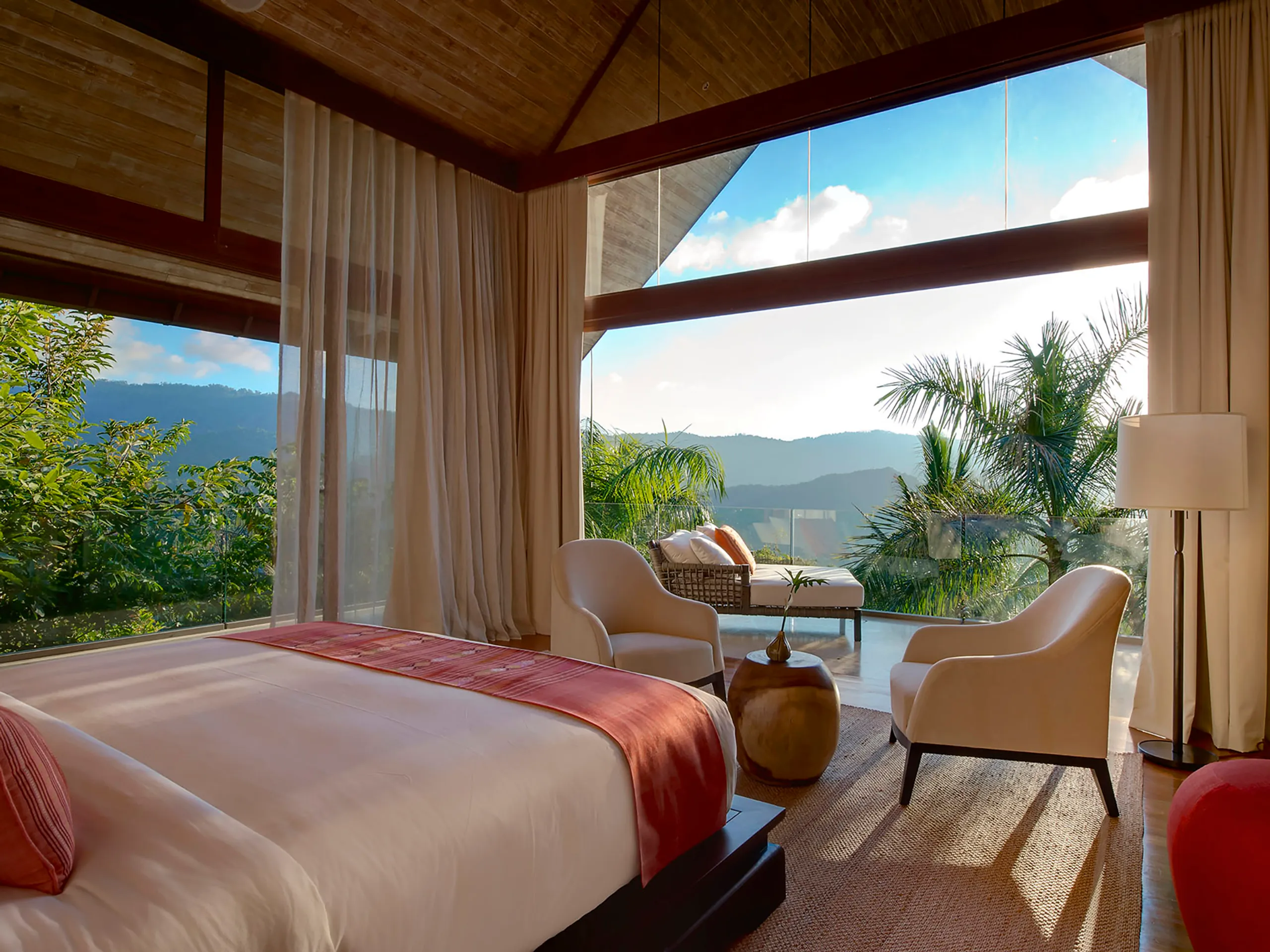 Classic Luxury in Koh Samui with 25 Meter Infinity Pool and Resort-Level Amenities — photograph 11
