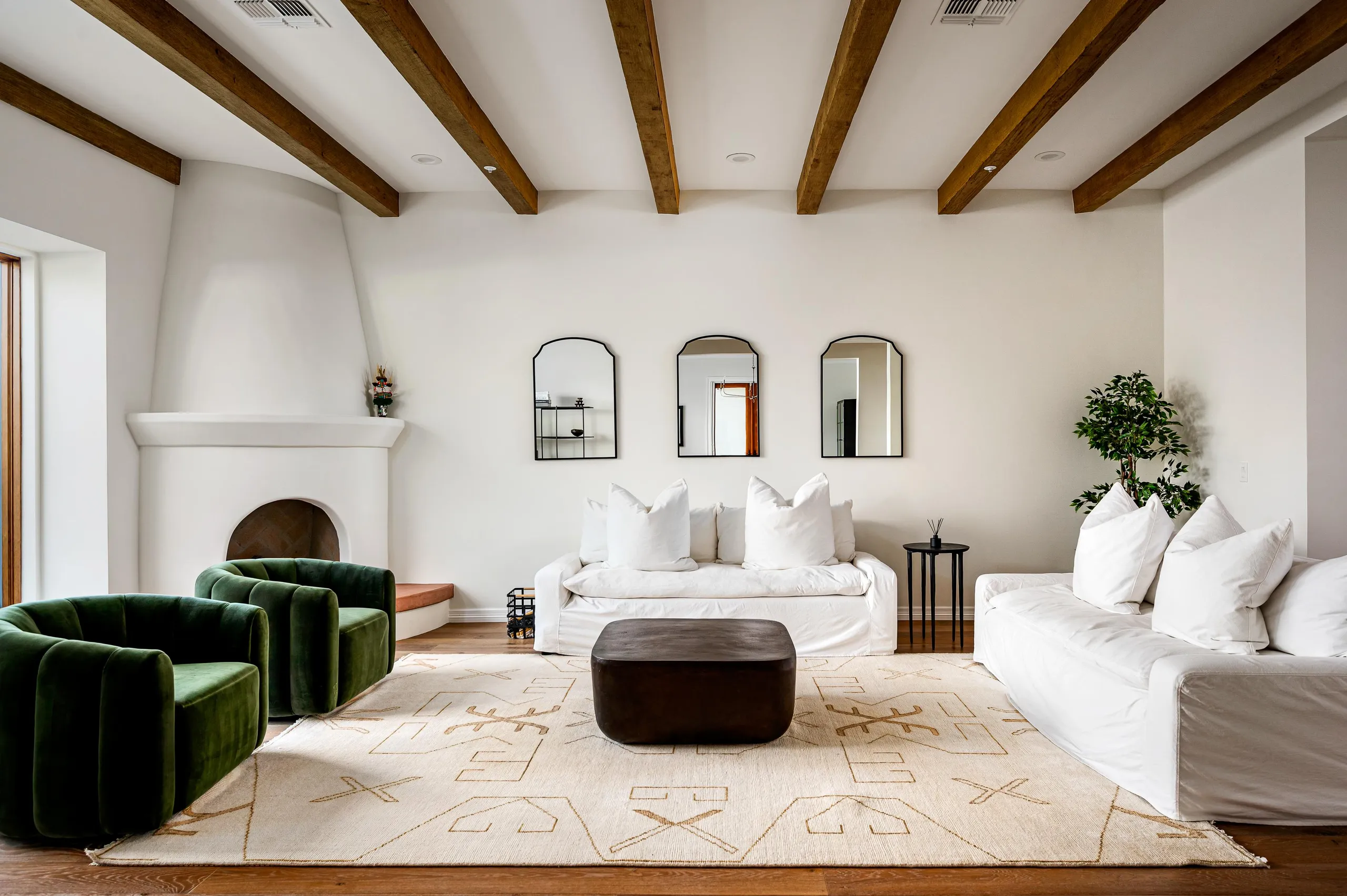Elite Paradise Valley Estate with Waterfalling Pool and Firepit Lounge — photograph 11