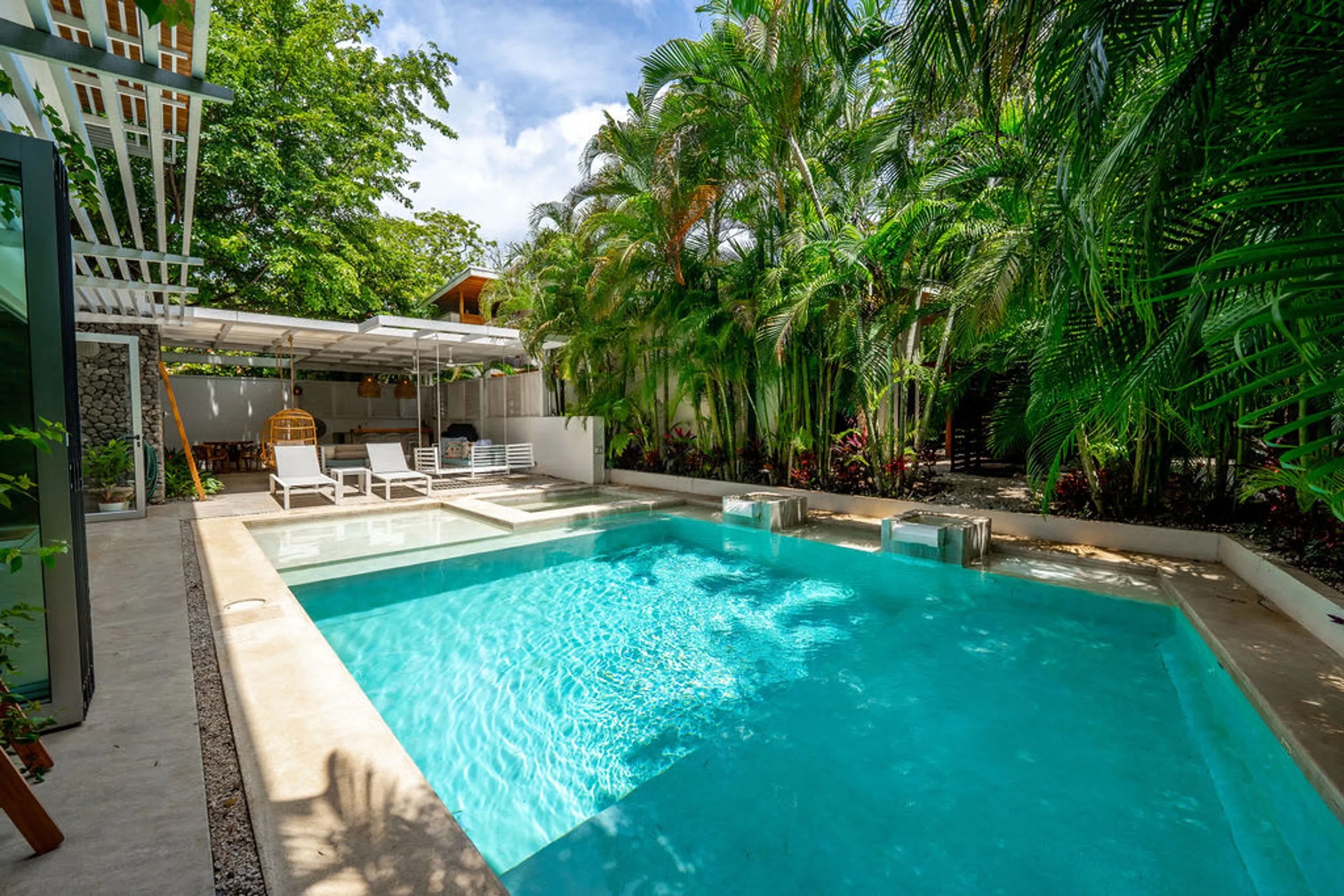 Spacious & Chic Villa with Private Pool, and Steps from Surf & Vibrant Town Life — photograph 5