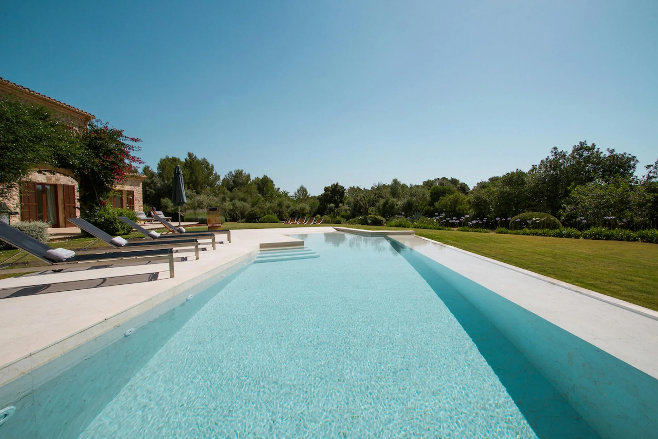 Lavish Spanish Villa with Private Pool and Gazebo — photograph 8