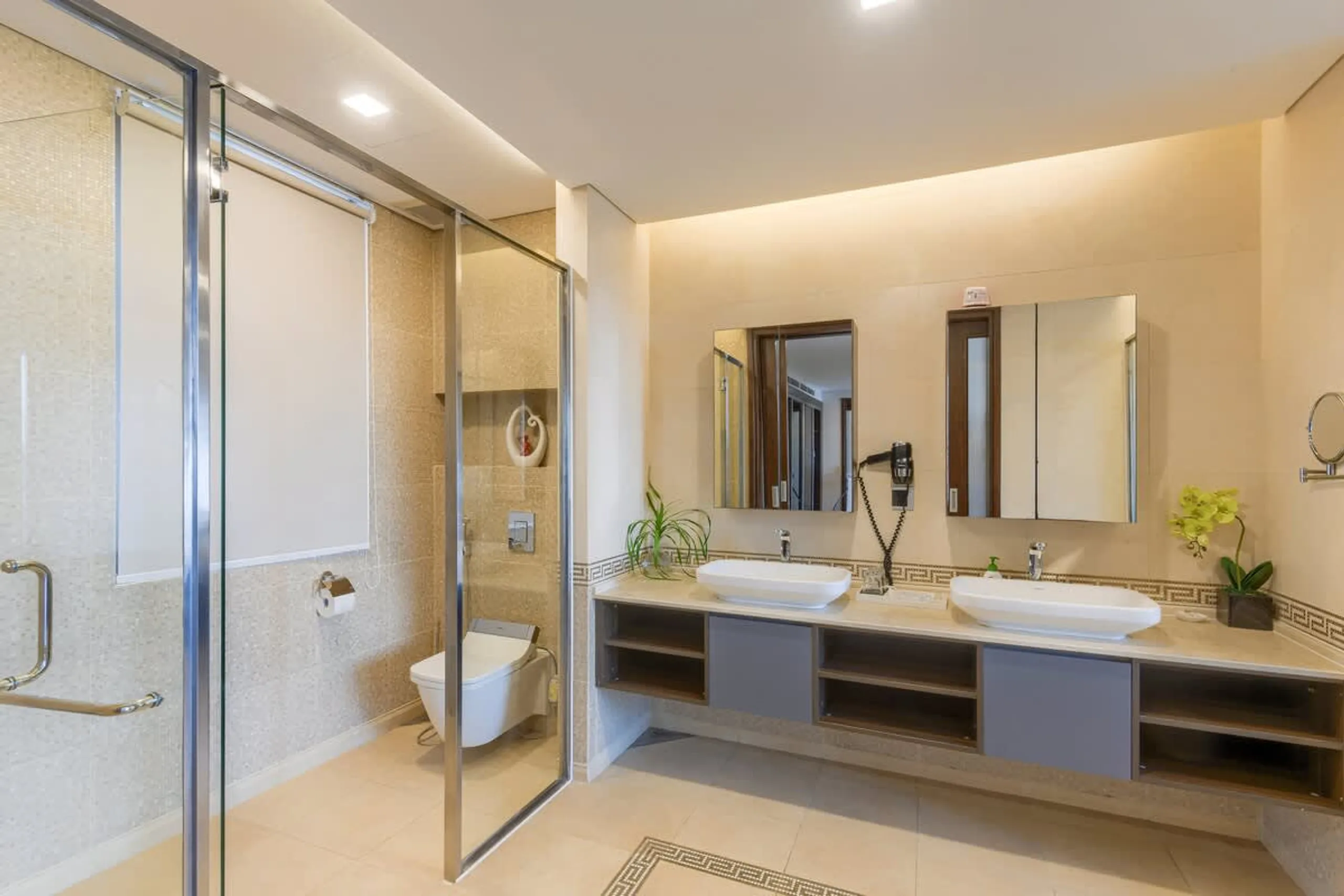 Top-of-the-line Beachfront Villa with Infinity Pool and  World-Class Golf Courses Nearby — photograph 12