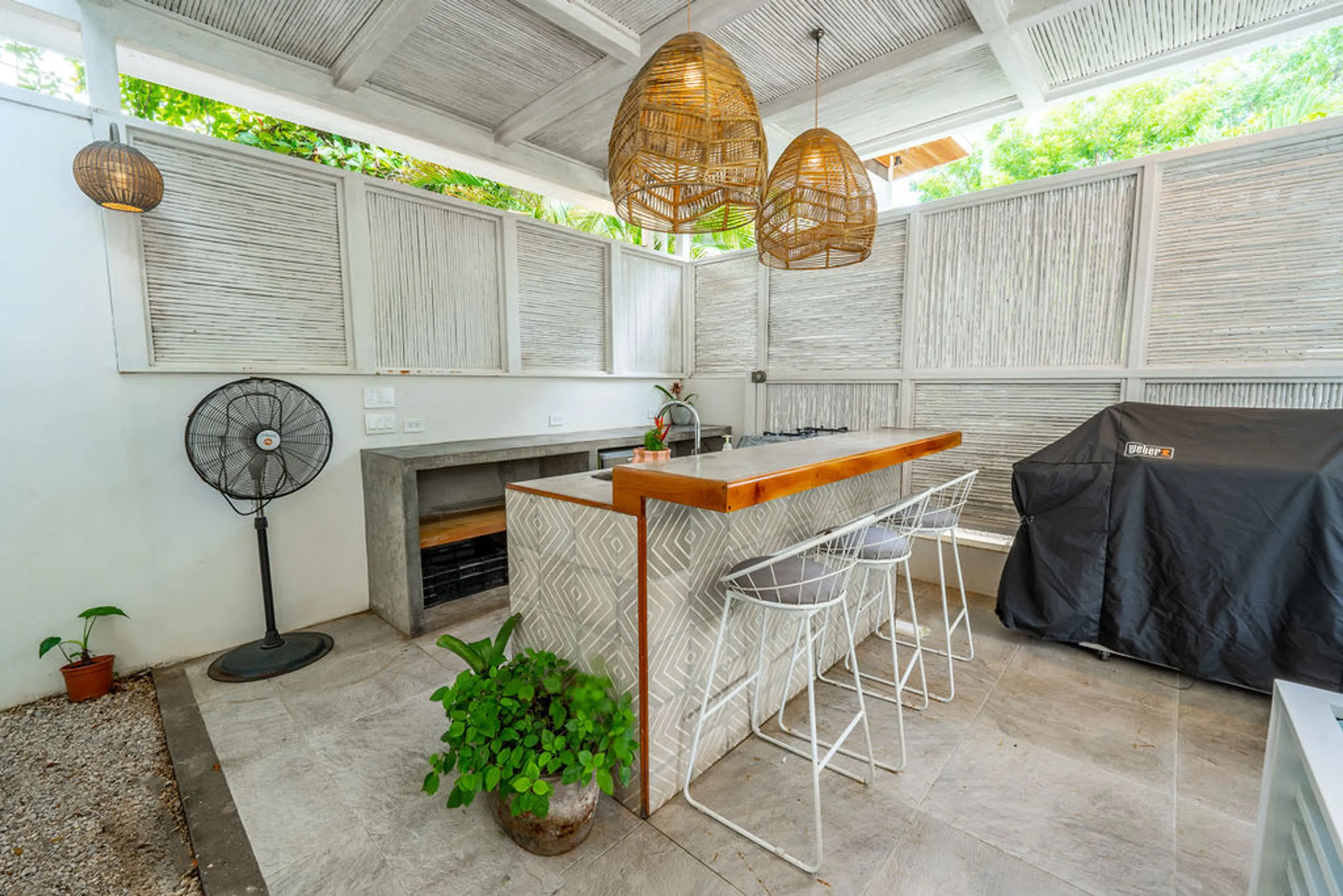 Spacious & Chic Villa with Private Pool, and Steps from Surf & Vibrant Town Life — photograph 11