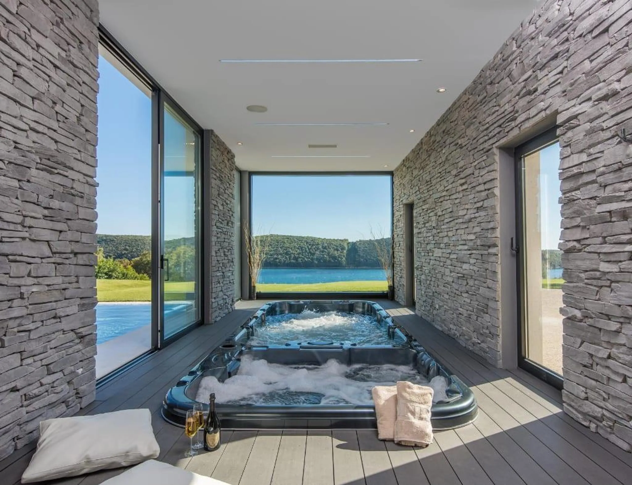 Spectacular 5-Star Villa with Private Infinity Pool, Spa, and Helicopter Access — photograph 6