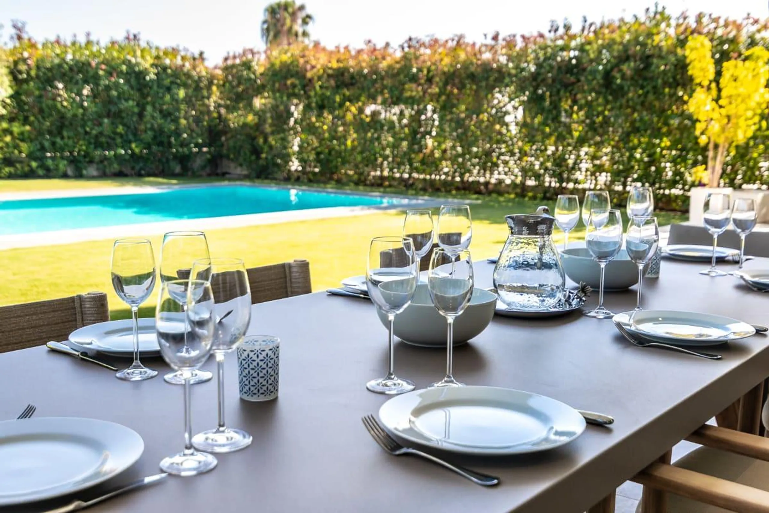 Modern Elegant Estate with Private Pool and Home Theater — photograph 4