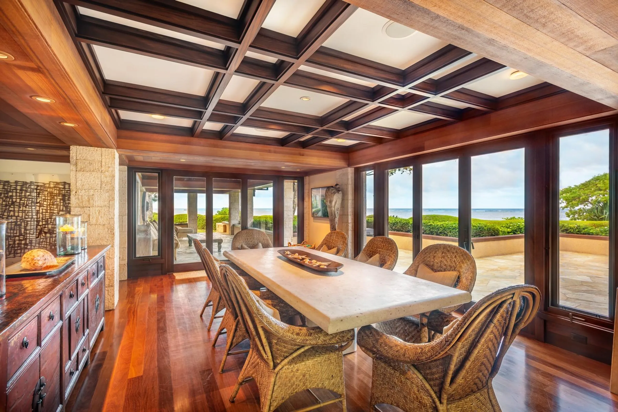 Enchanting Oceanfront Villa with Panoramic Views of Panini Beach Hawaii — photograph 10