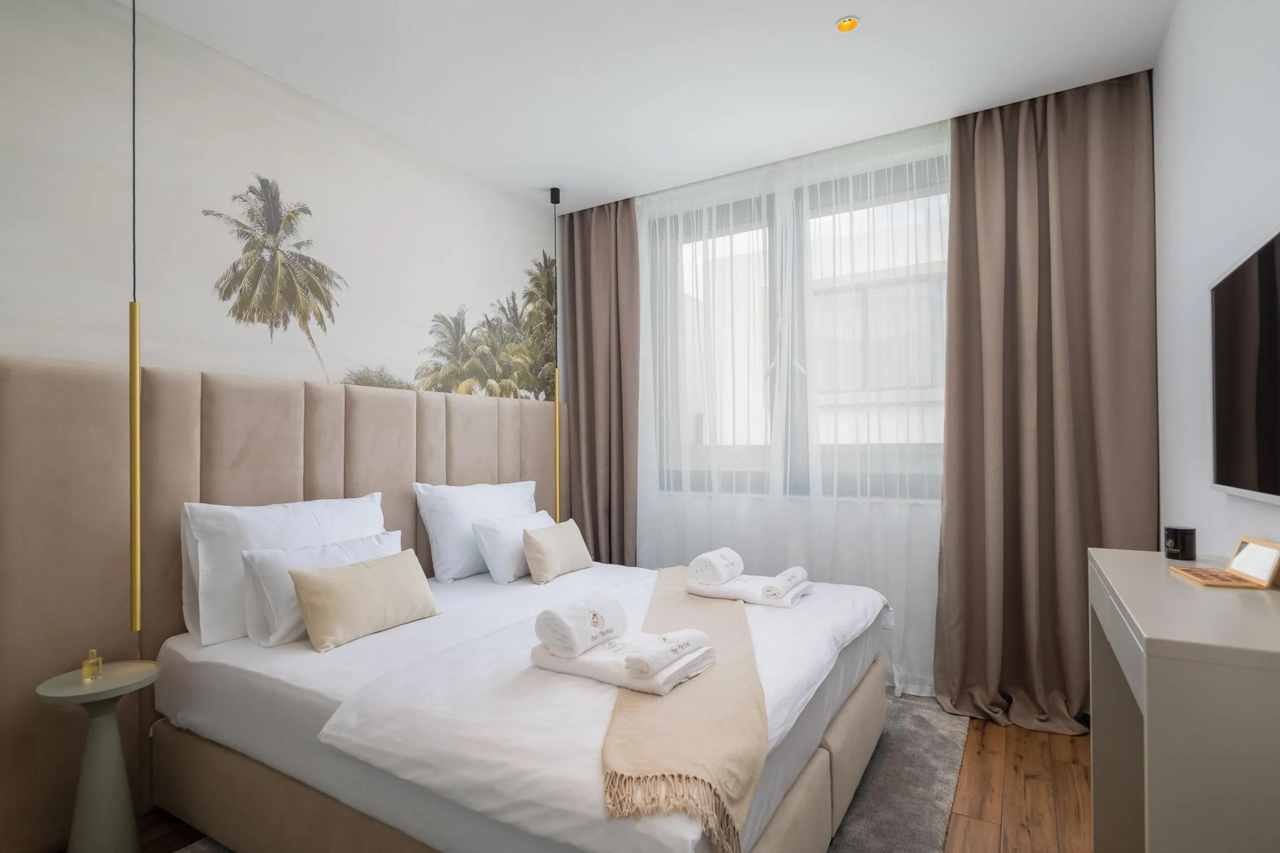 Plush Villa with Pool and Sea Views — photograph 7