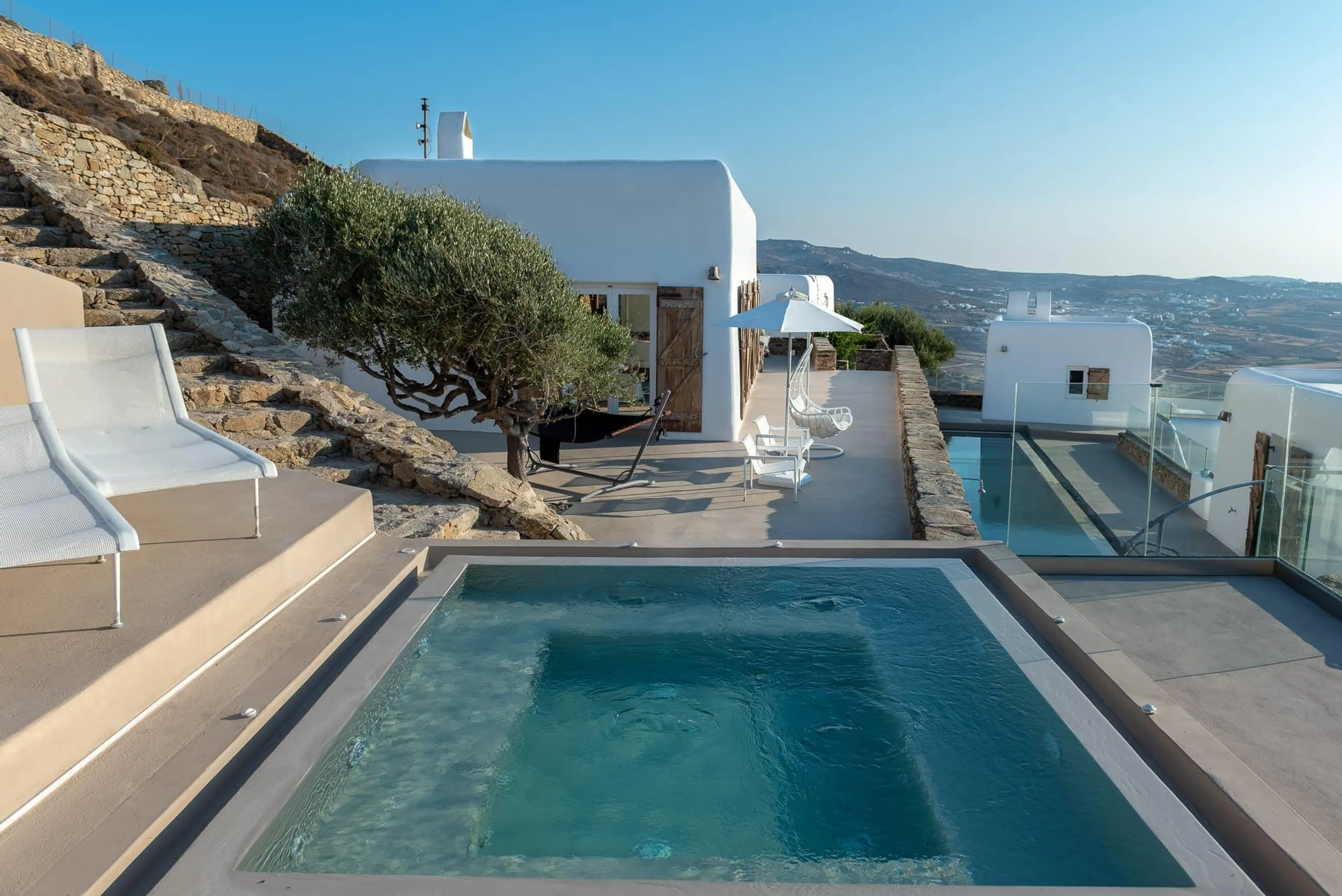 Statuesque Seaview Villa in Mykonos with Waterfalling Pool and Jacuzzi — photograph 2