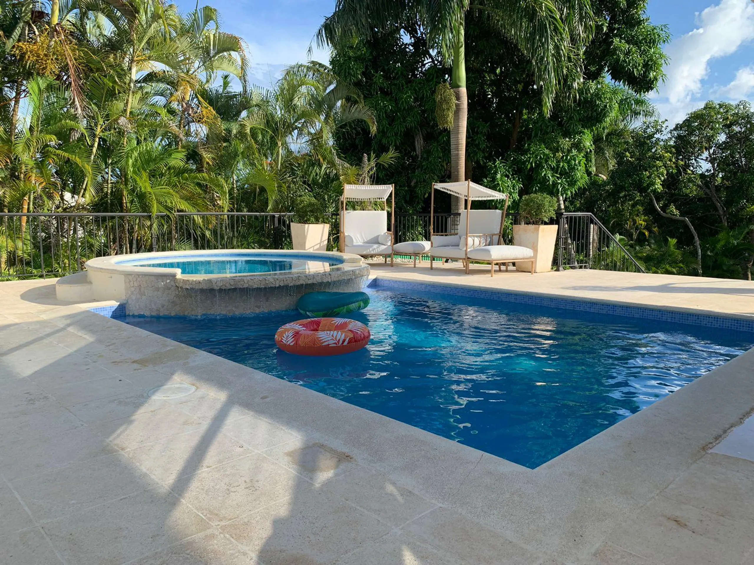 Stunning Tropical Retreat with Private Pool and Hot Tub — photograph 5