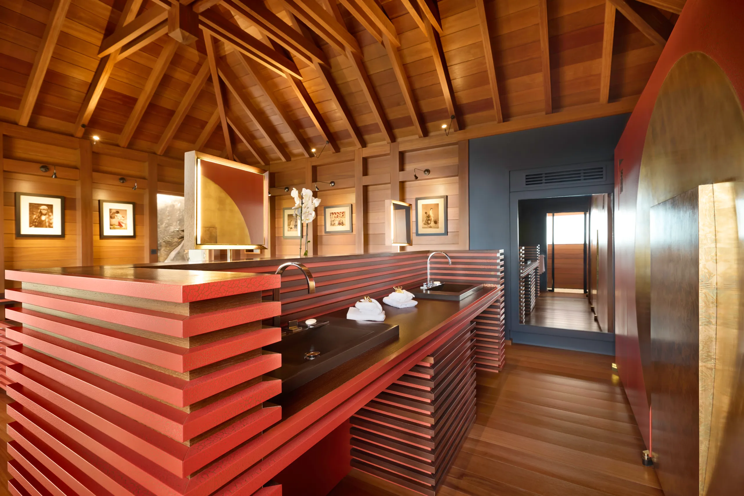 Opulent Marigot Bay Villa with Infinity Pool, Jacuzzi & Private Bungalows — photograph 12