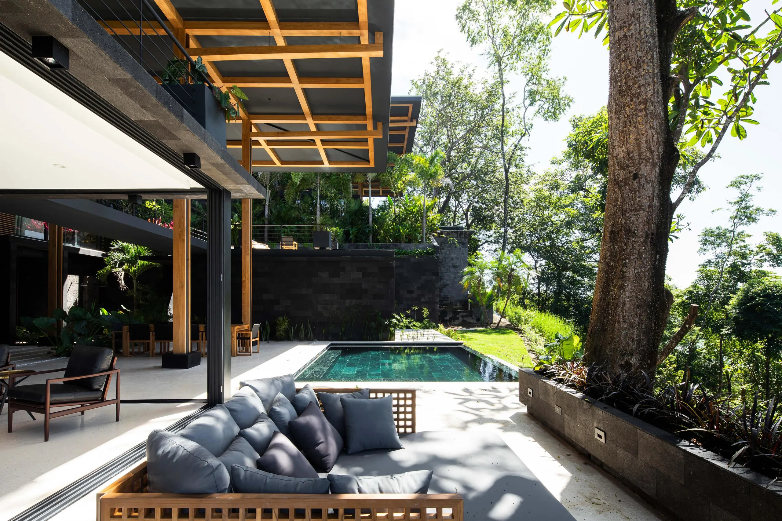 Santa Teresa's Finest Villa with Infinity Pool and Ocean Views — photograph 3