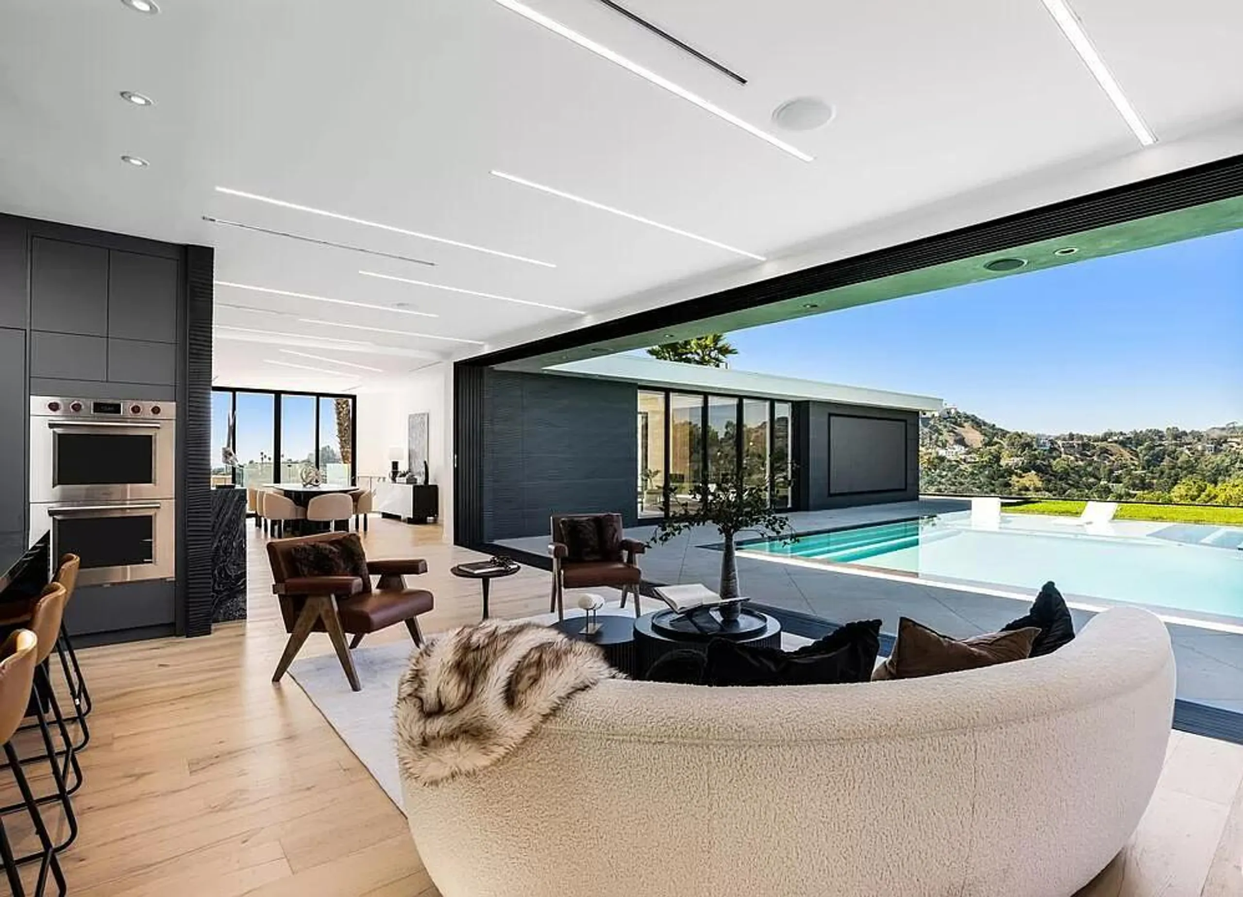 Modern Hillside Estate with Ocean Views — photograph 8