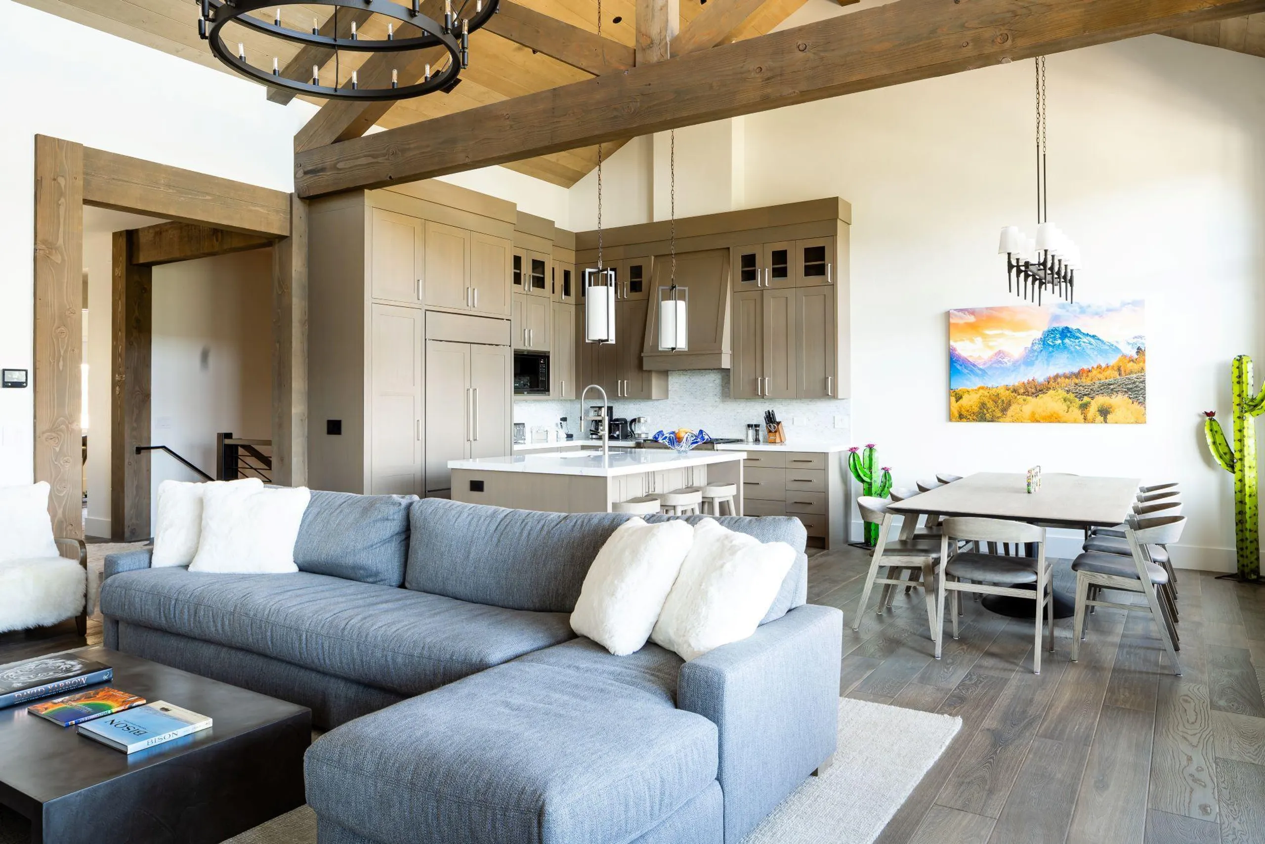 Big Sky Vista Residence with Breathtaking Mountain Views, Fire Pit and Hot Tub — photograph 8