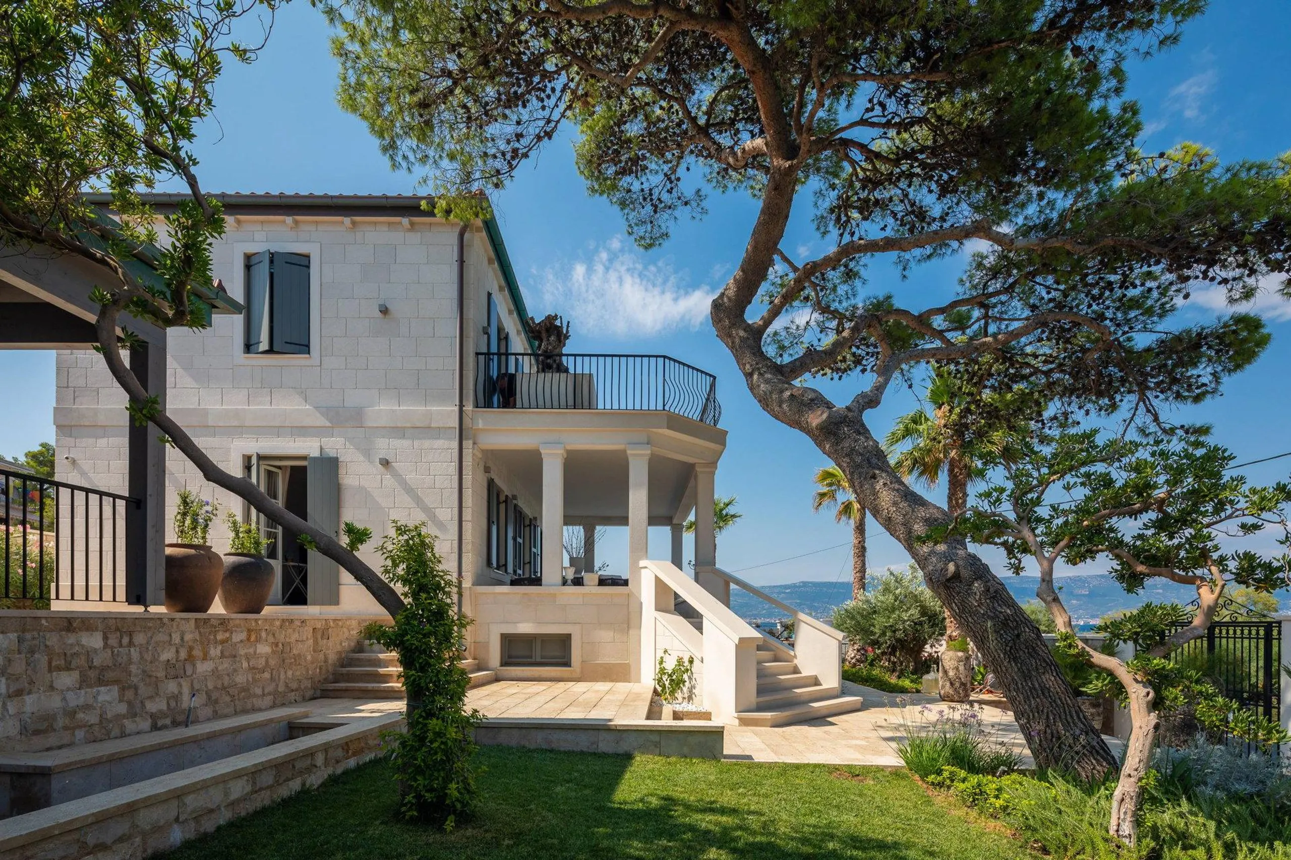 Chic Luxurious Villa with Spectacular Sea Views and Infinity Pool — photograph 8