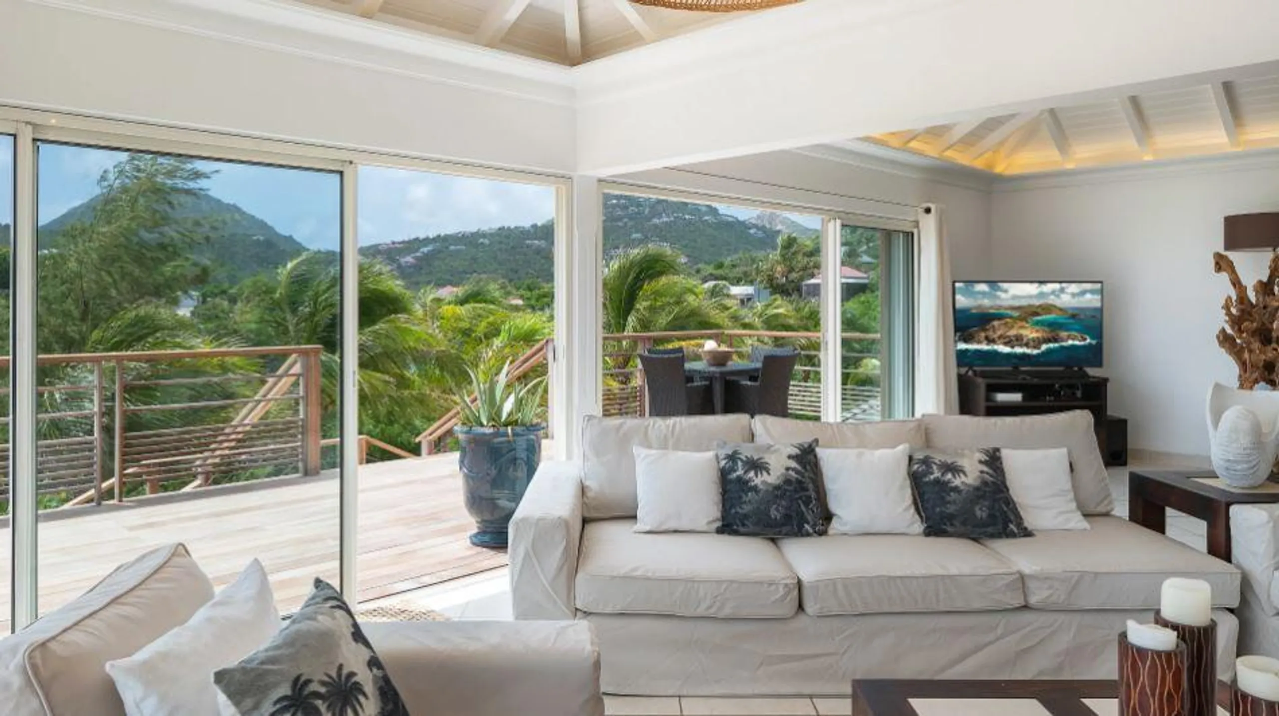 Majestic Private Haven Villa in Pointe Milou with Heated Pool Jacuzzi and Stunning Views of the Hill and Ocean — photograph 8